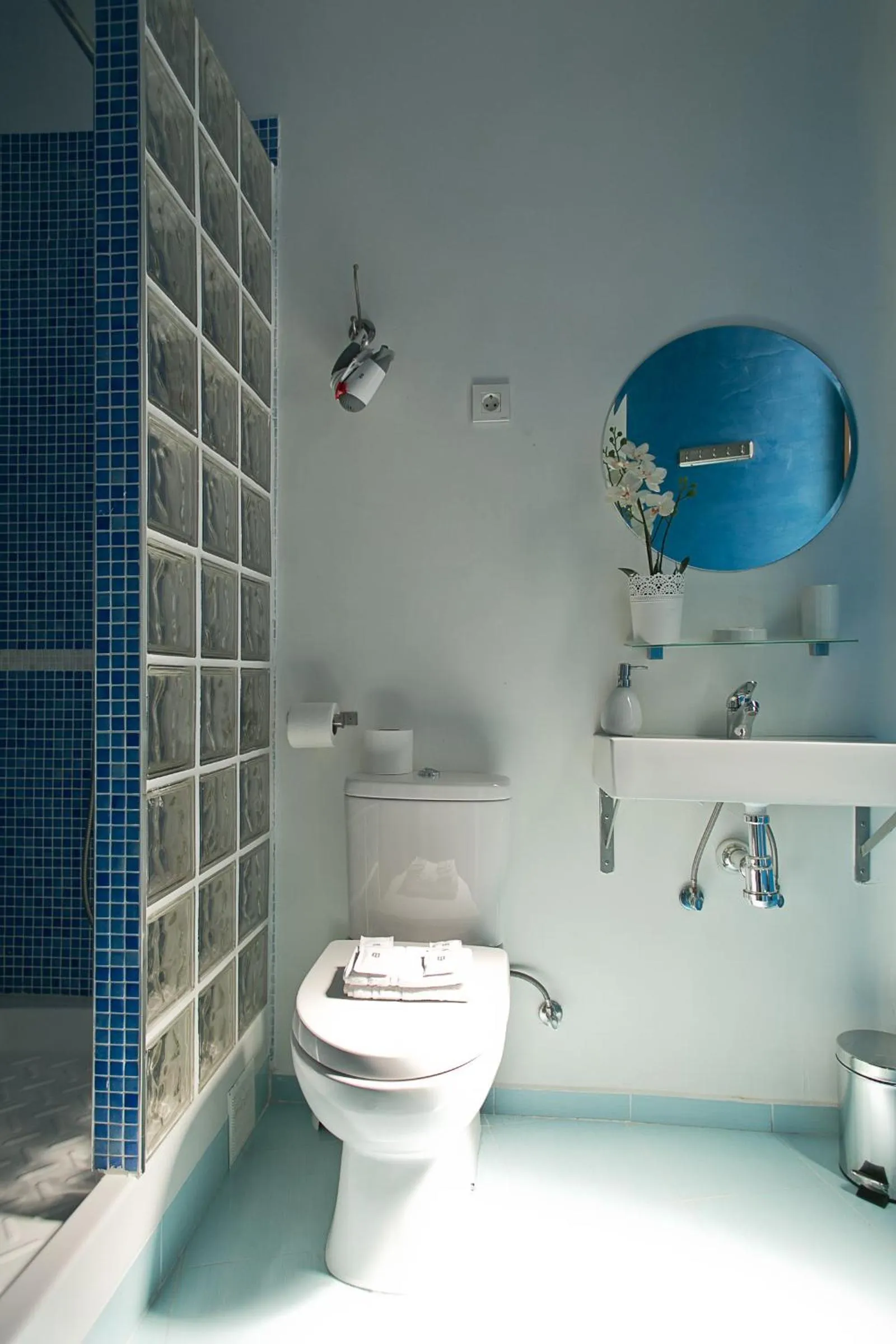 Shower in Hostal Main Street Madrid