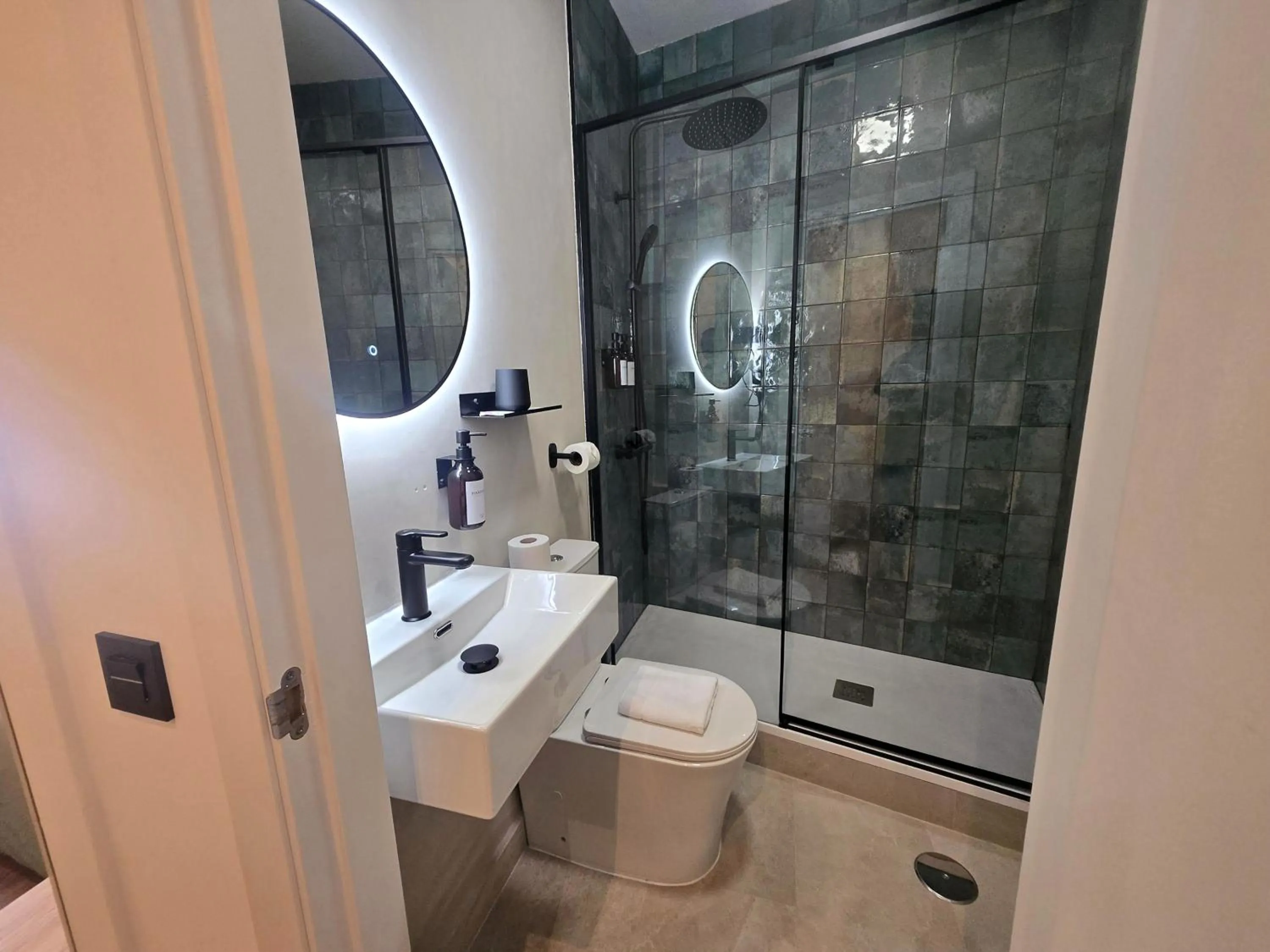 Shower in Hostal Main Street Madrid