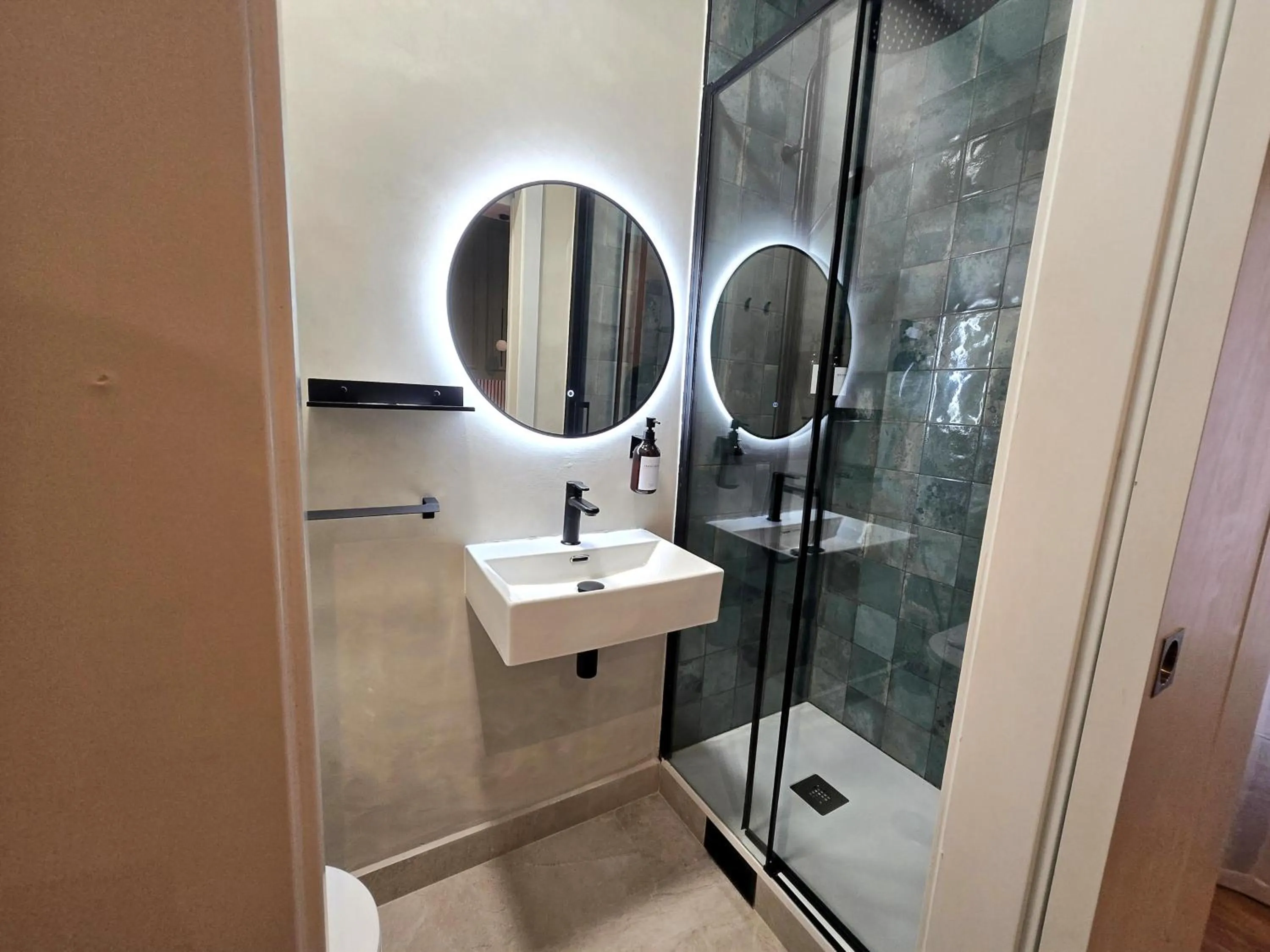 Shower in Hostal Main Street Madrid