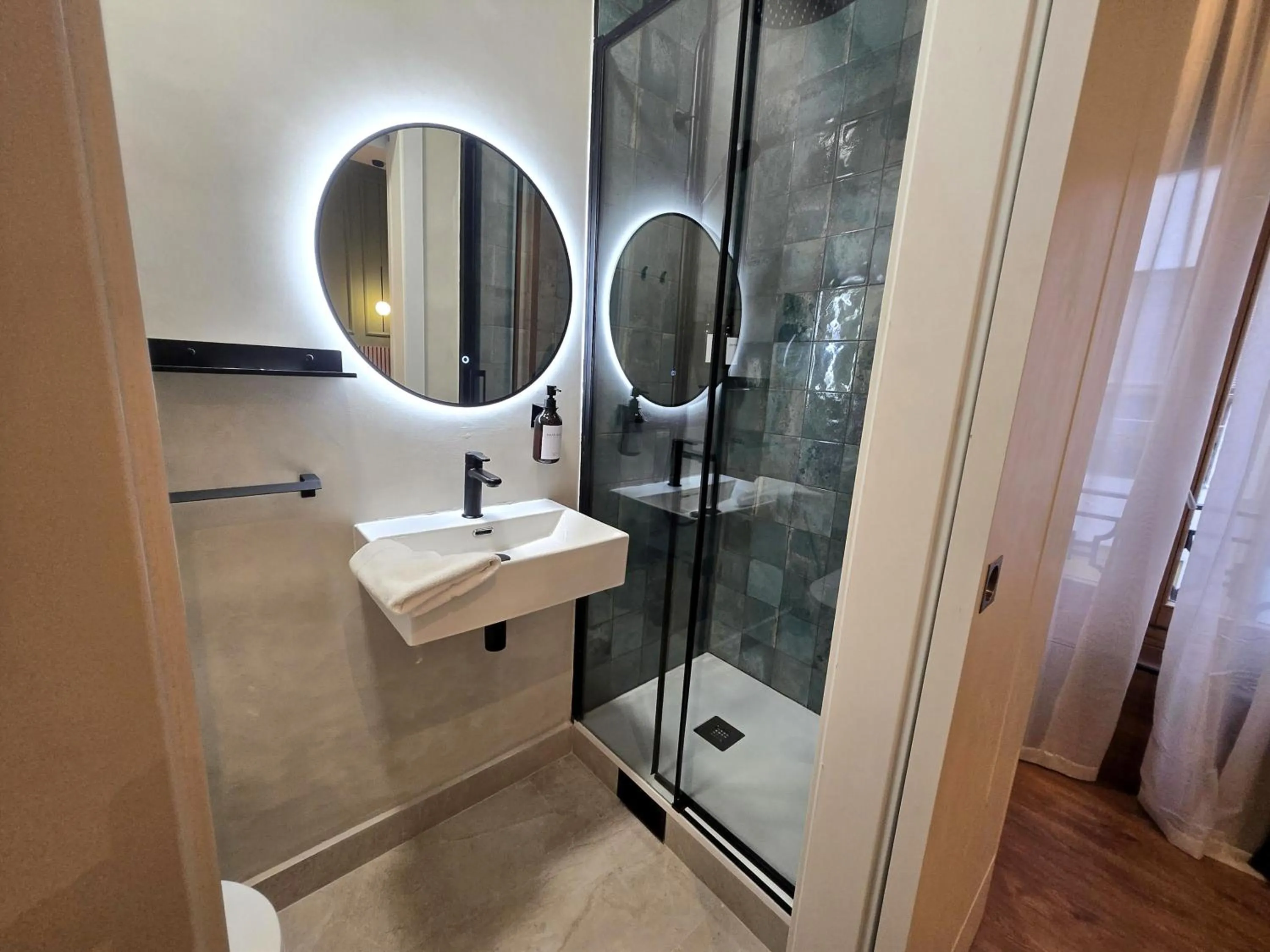 Shower in Hostal Main Street Madrid