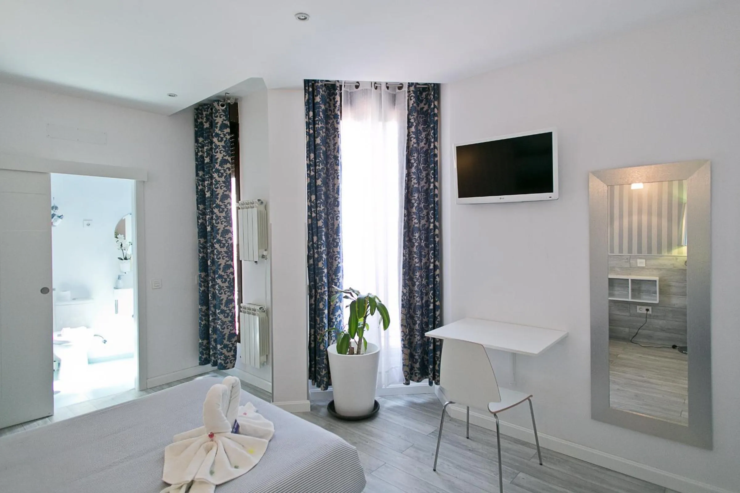 TV and multimedia in Hostal Main Street Madrid