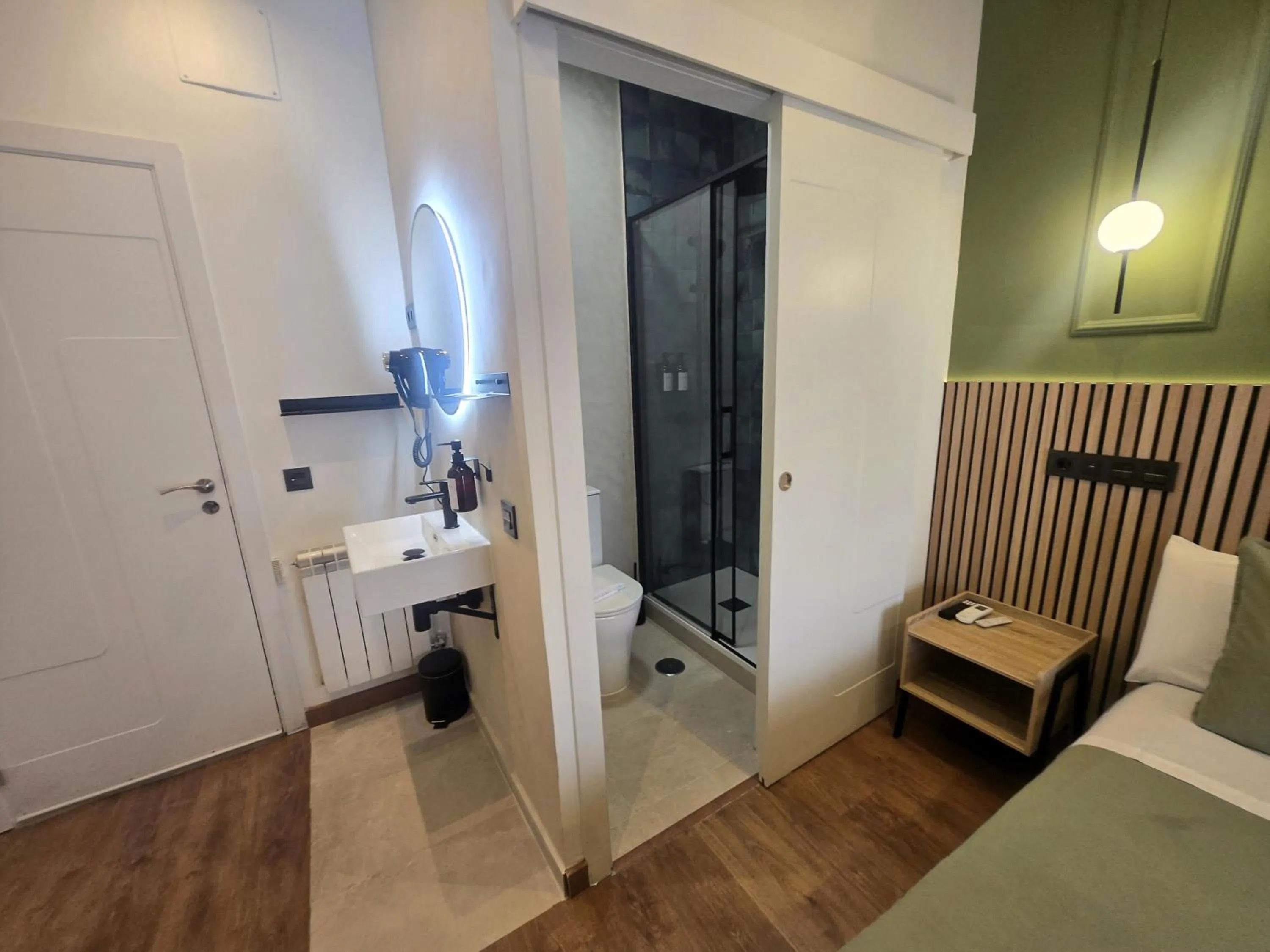 Bathroom, Bed in Hostal Main Street Madrid