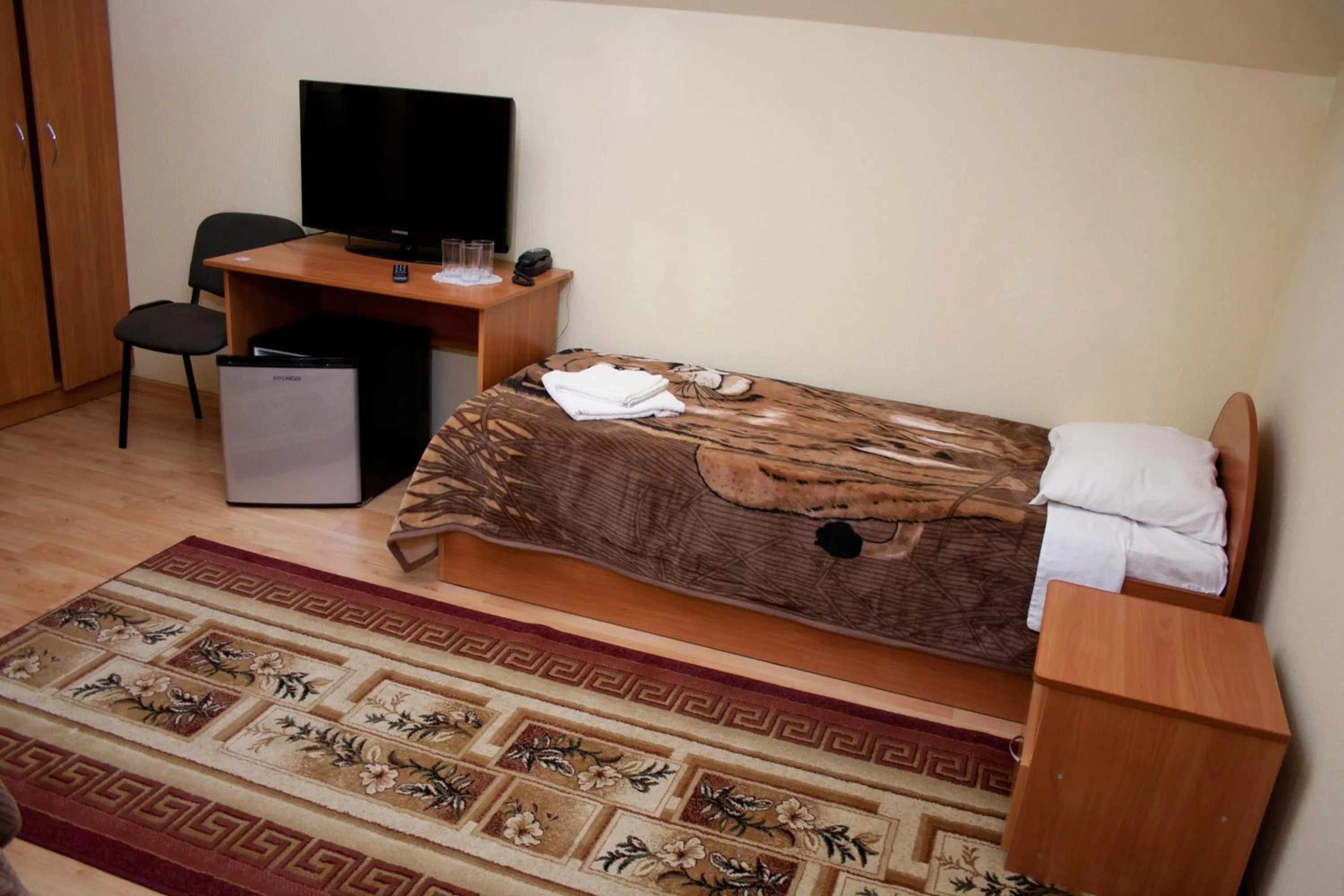 Photo of the whole room, Bed in Lucia with Self Check-in