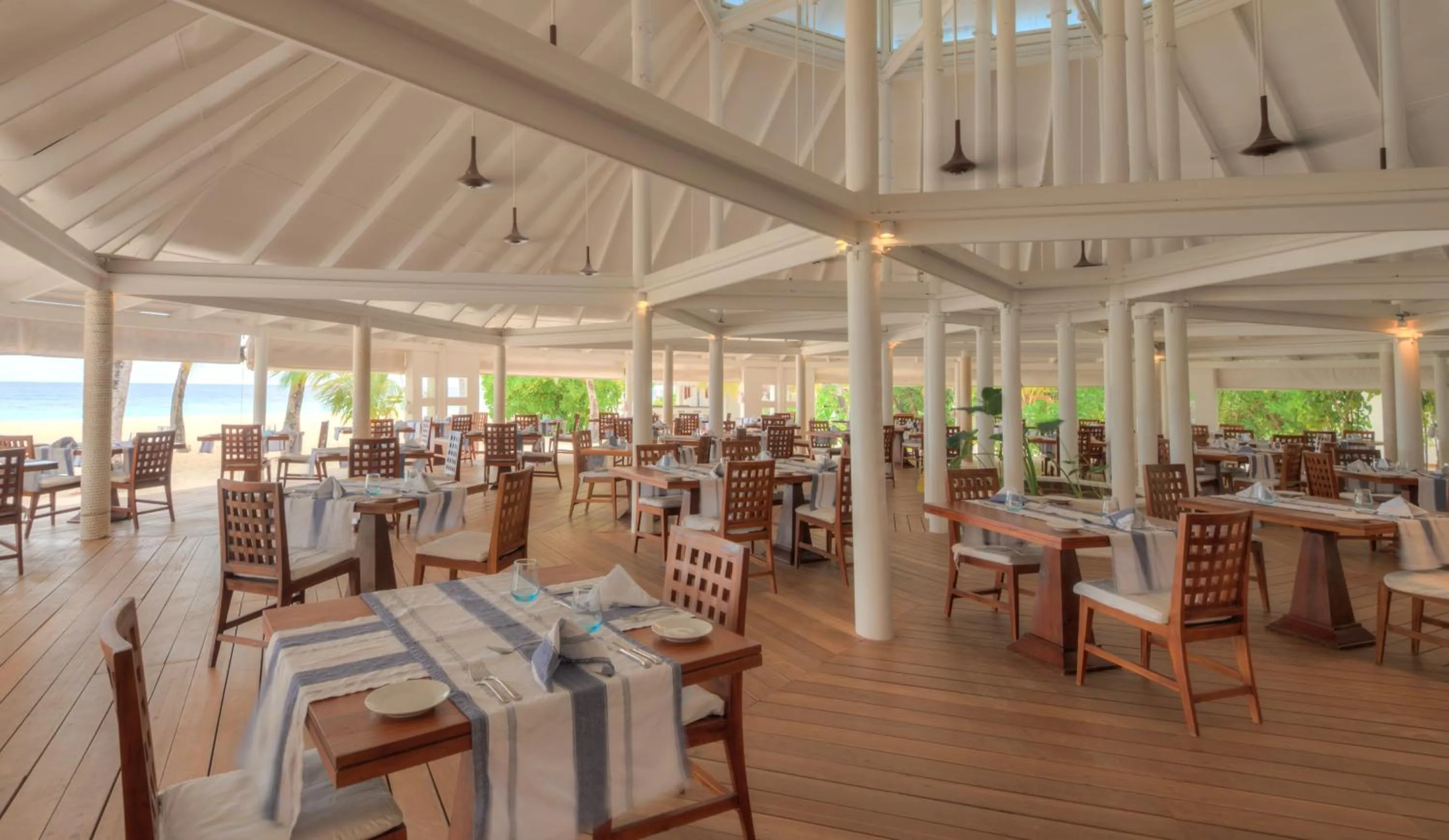 Restaurant/places to eat in Diamonds Athuruga Maldives Resort & Spa