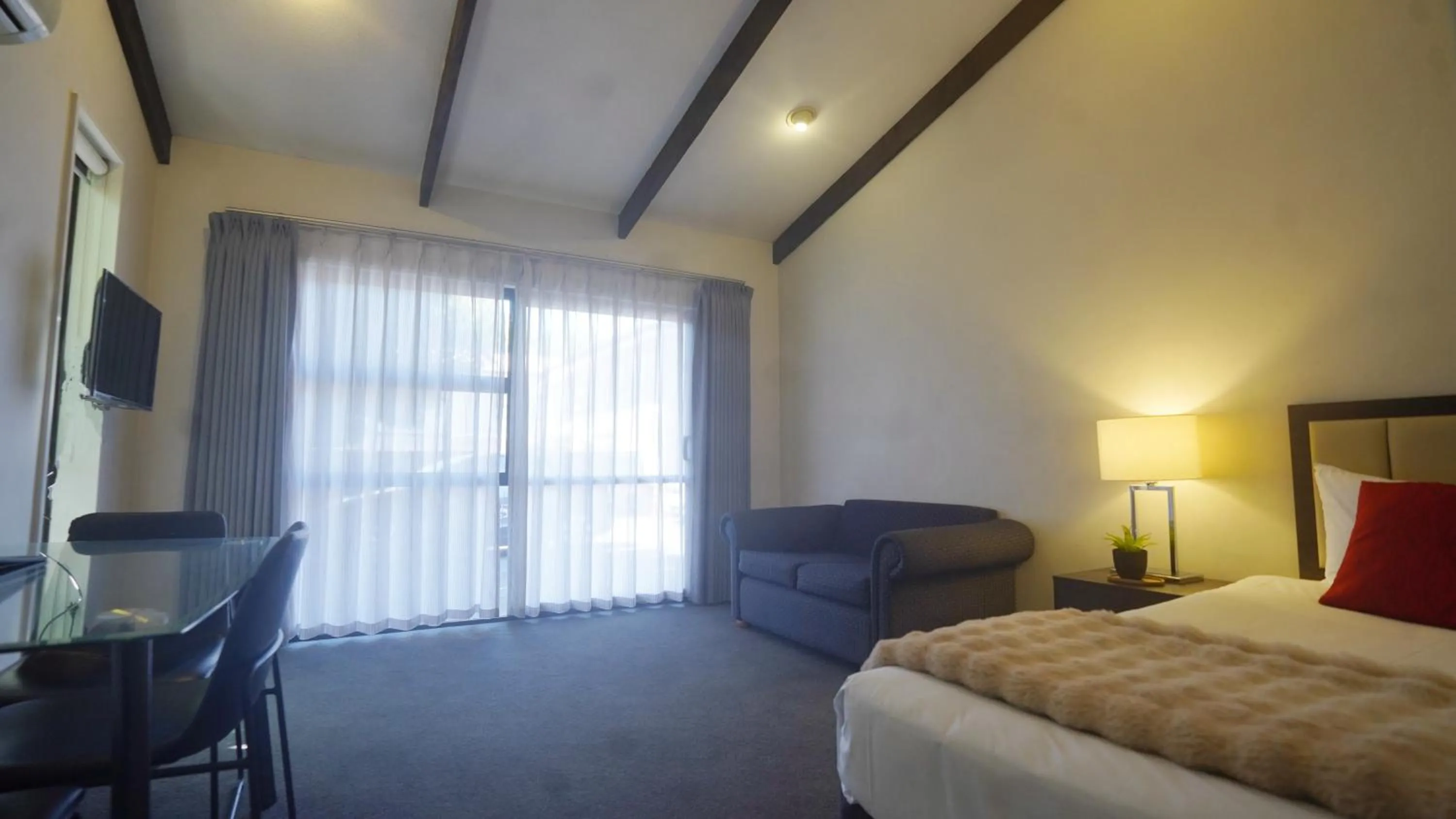 TV and multimedia, Bed in Abbey Motor Lodge