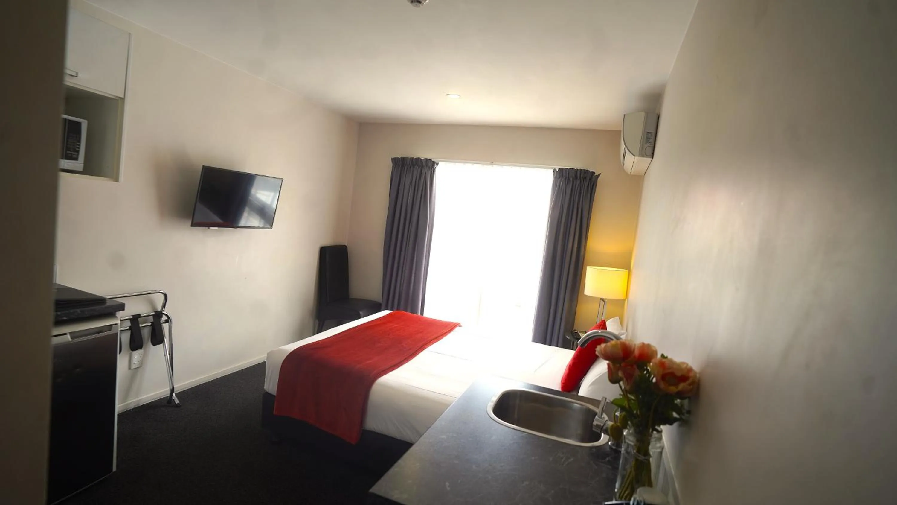 Toilet, Bed in Abbey Motor Lodge