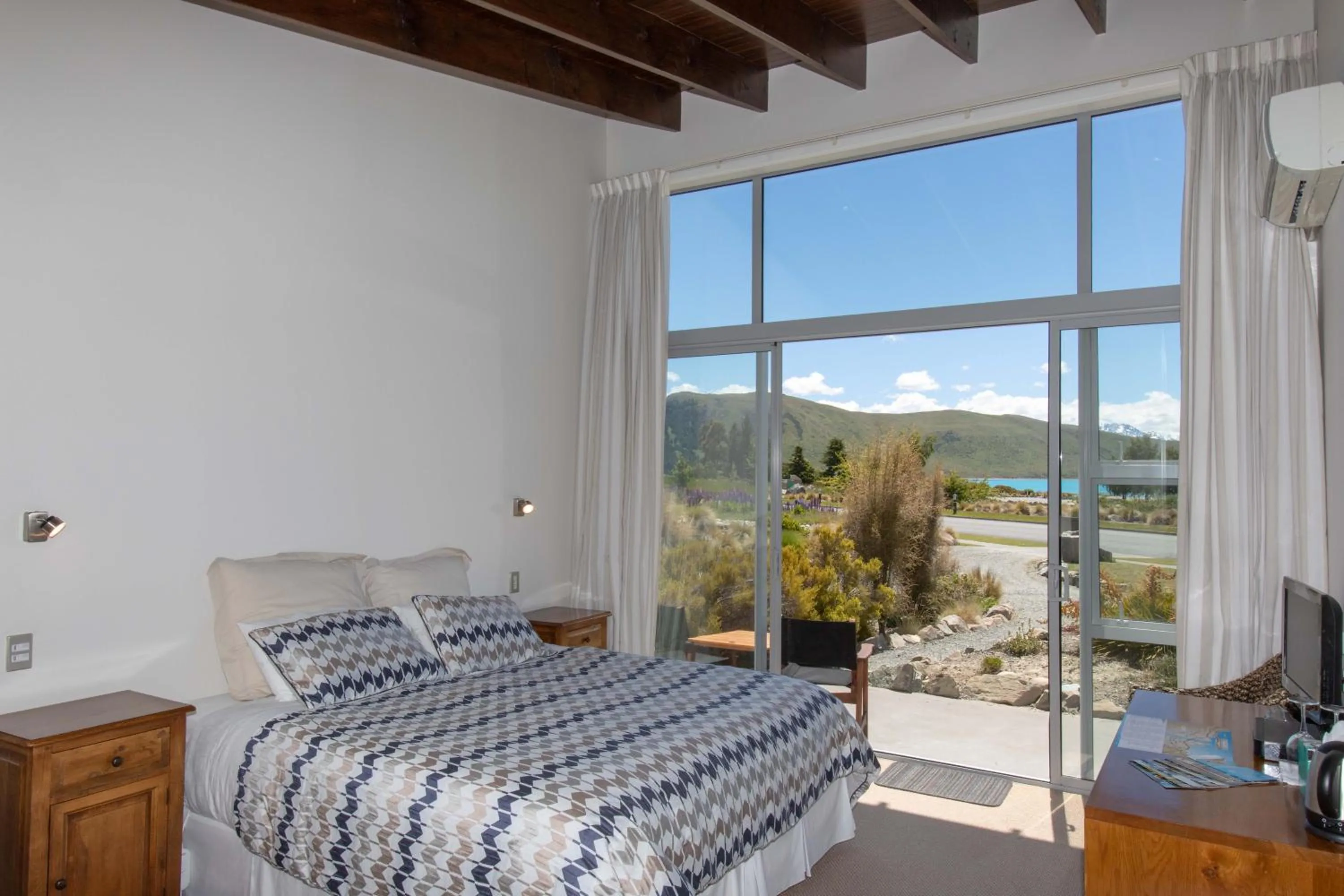 Photo of the whole room, Bed in Three Rivers Lodge