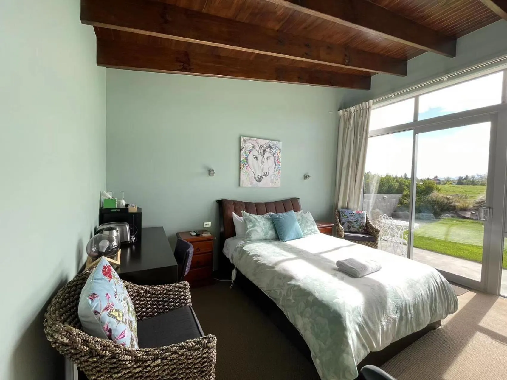 Photo of the whole room, Bed in Three Rivers Lodge