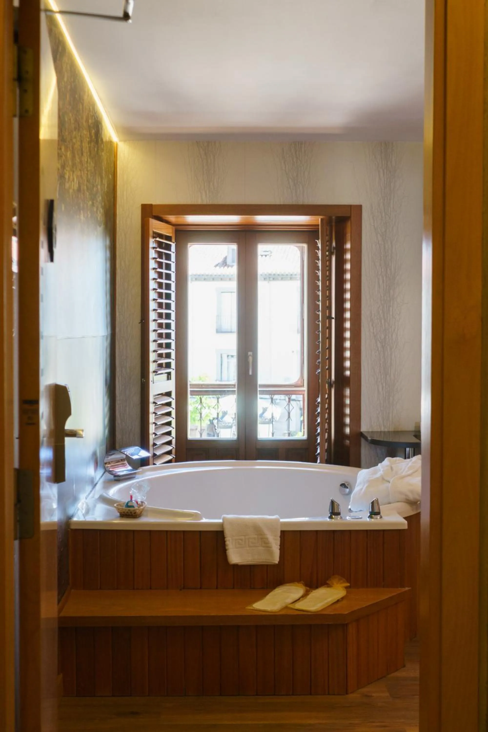 Hot Tub, Bed in Hotel De Martin