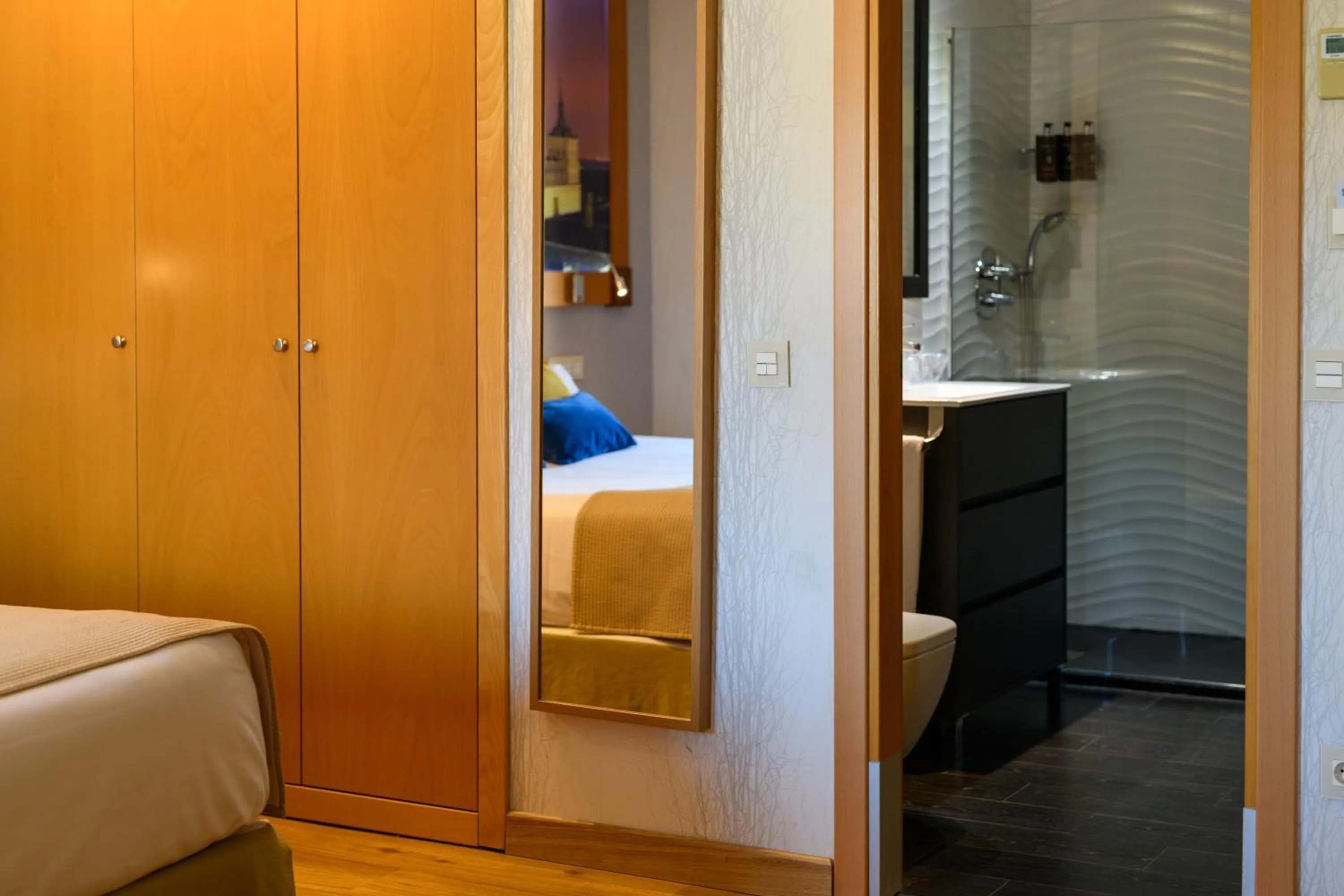 Shower, Bed in Hotel De Martin