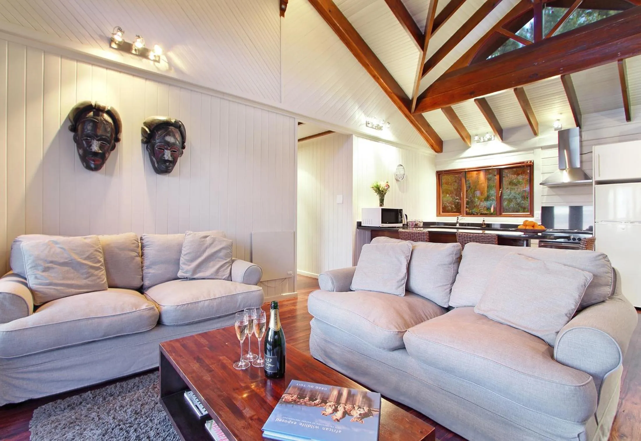 Kitchen or kitchenette in Lalapanzi Lodge