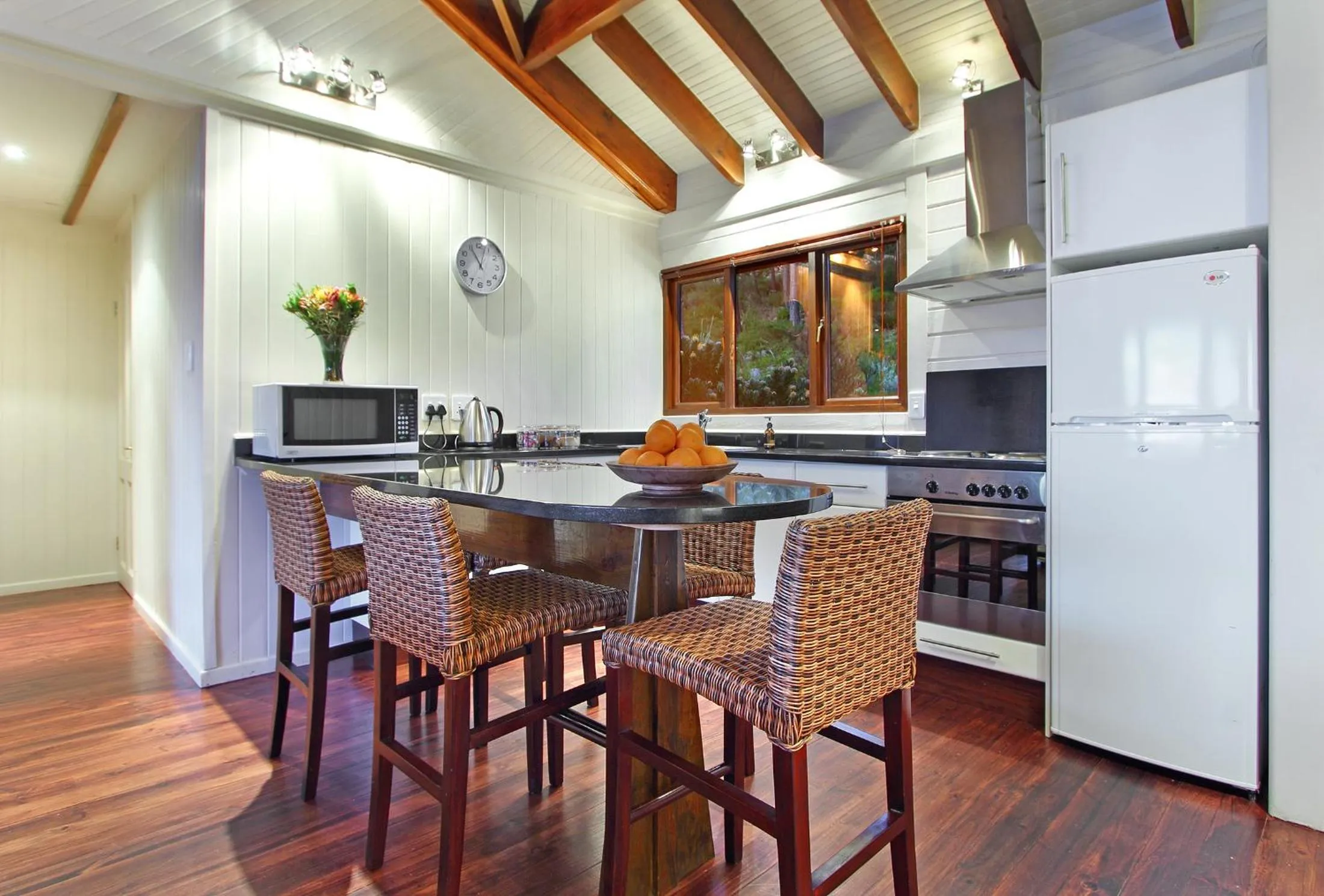 Kitchen or kitchenette in Lalapanzi Lodge