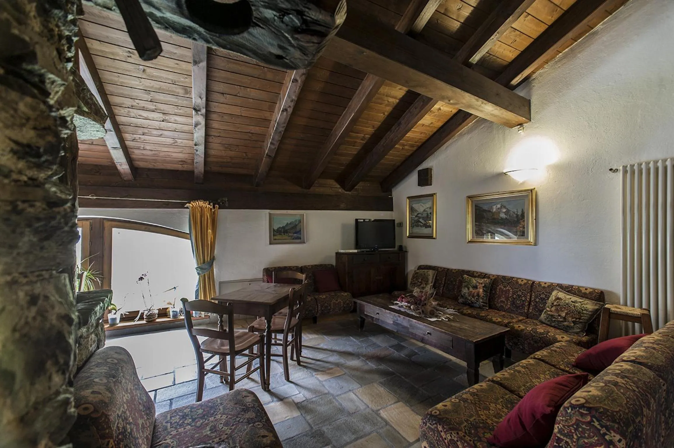 Communal lounge/ TV room in Hotel Baita Cretaz