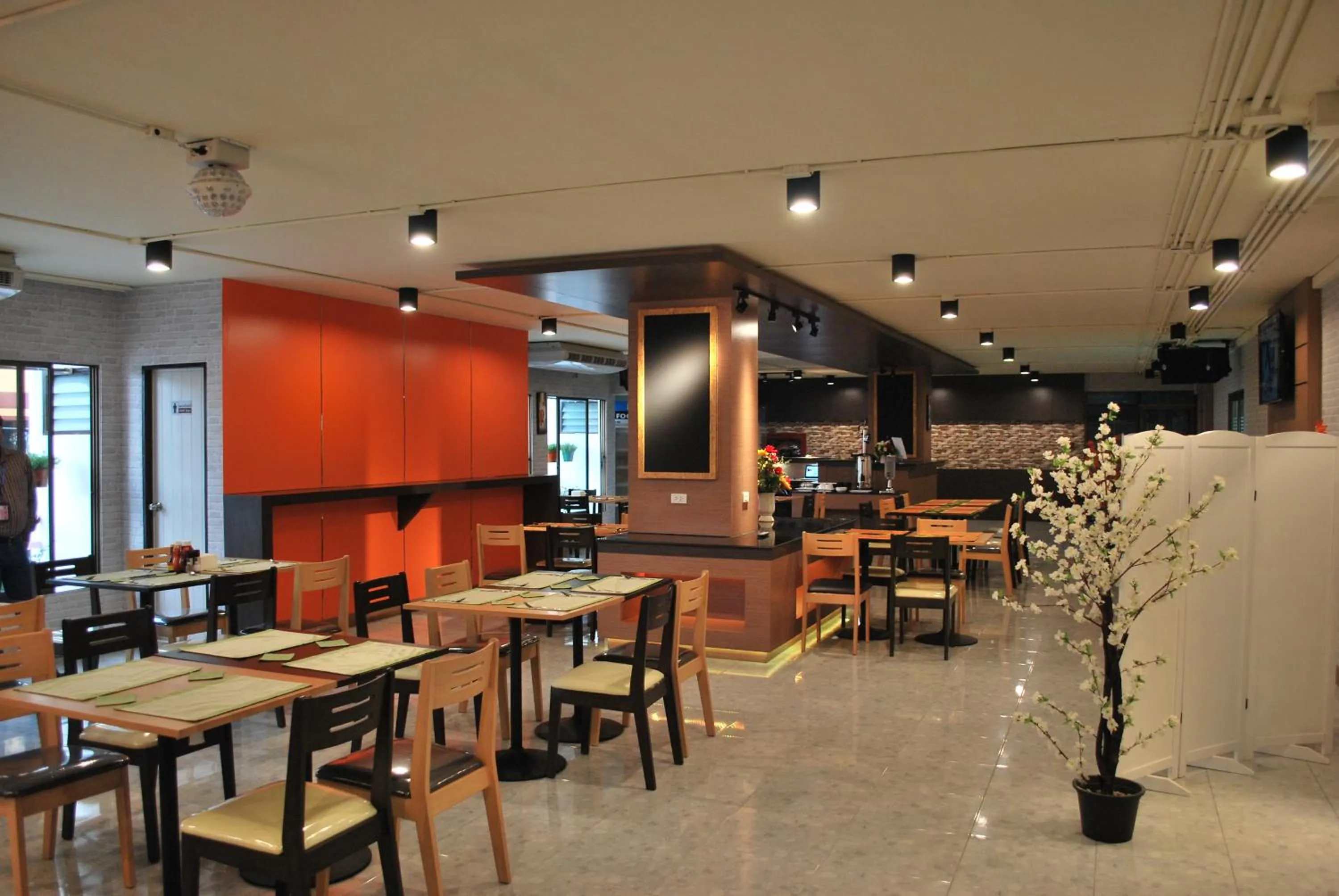 Restaurant/places to eat in Witchuwan Apartel