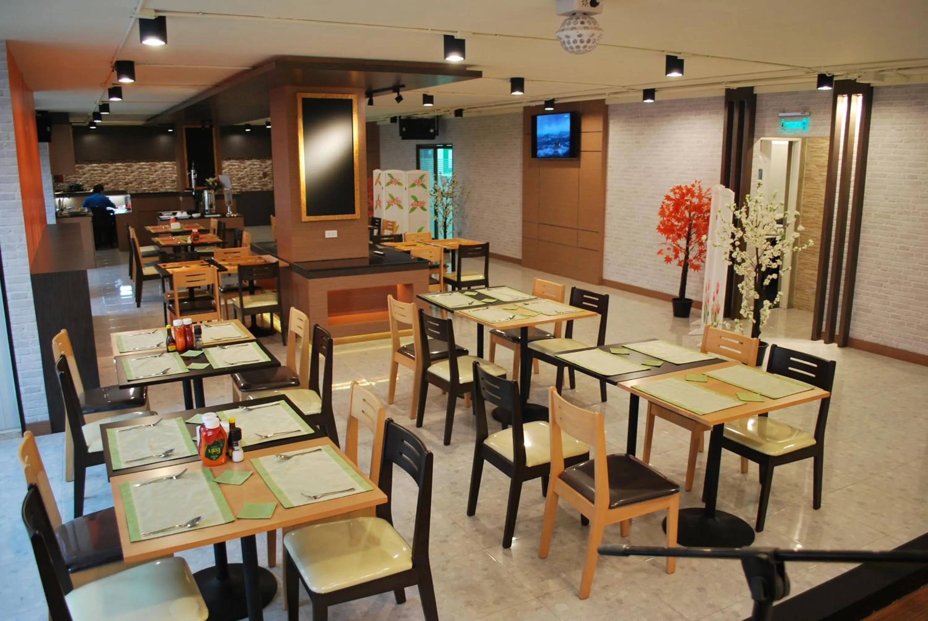 Restaurant/places to eat in Witchuwan Apartel