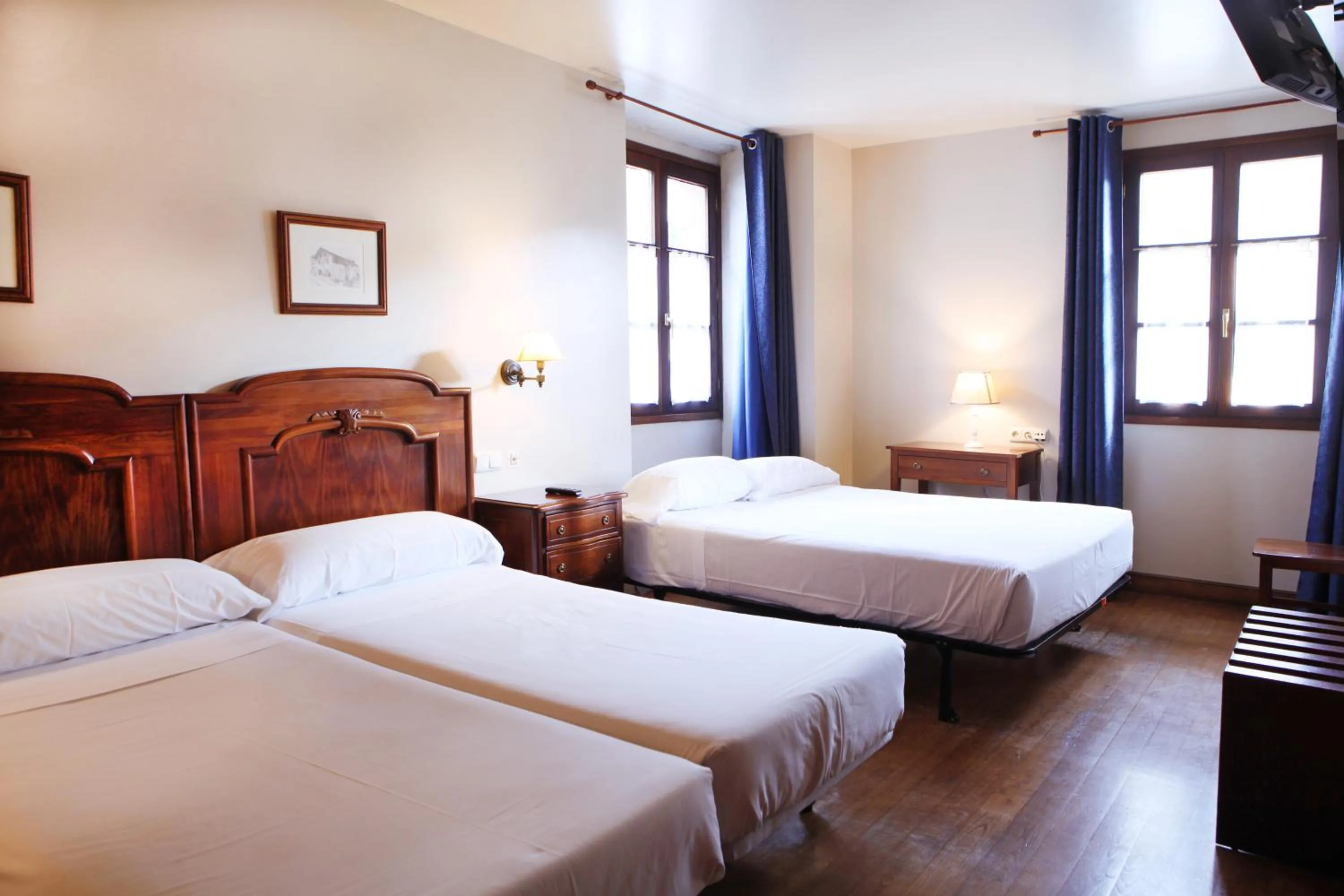 Triple Room in Hostal Antxitonea