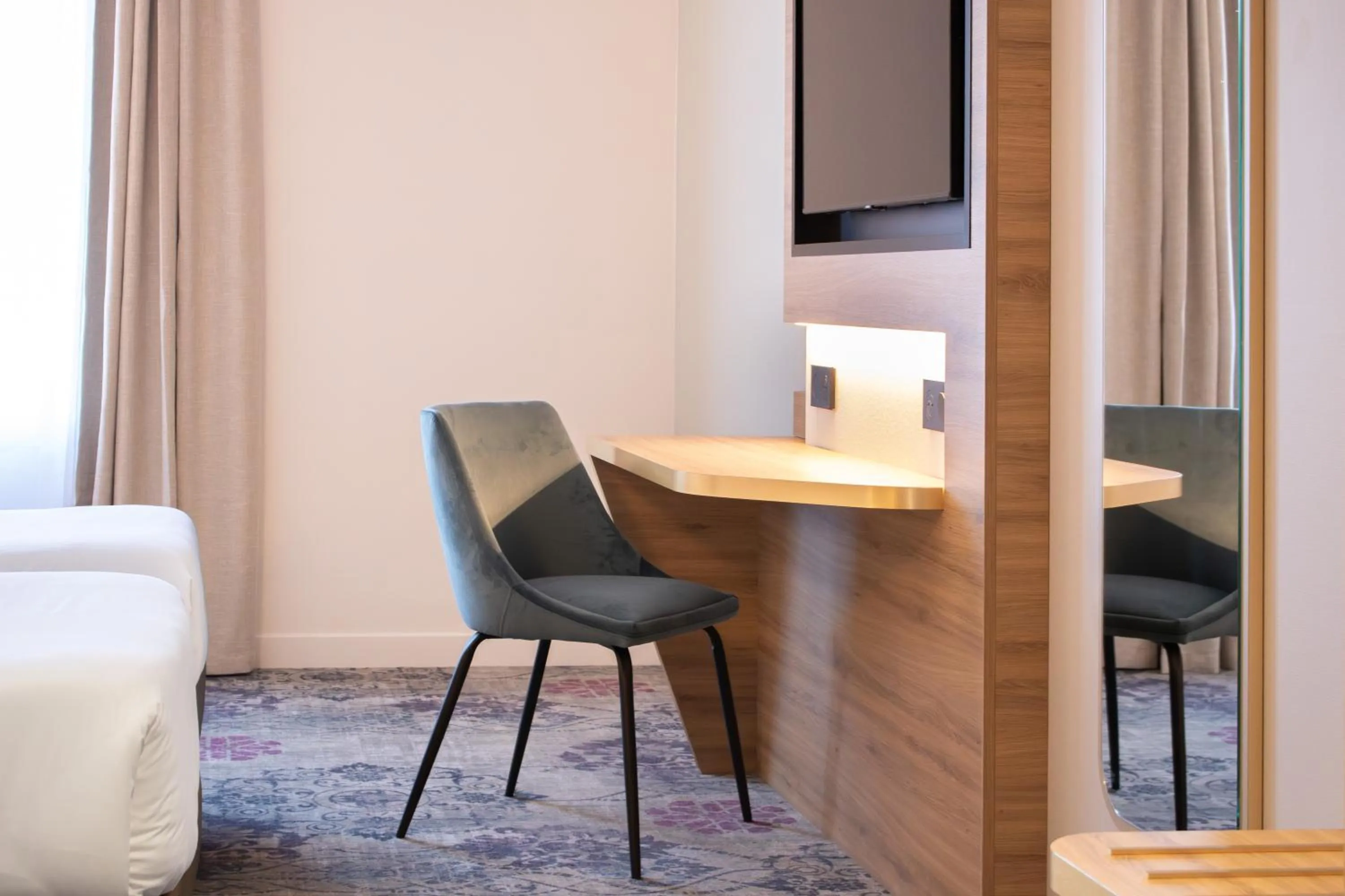 Bedroom in Brit Hotel Cahors - Le Valentré