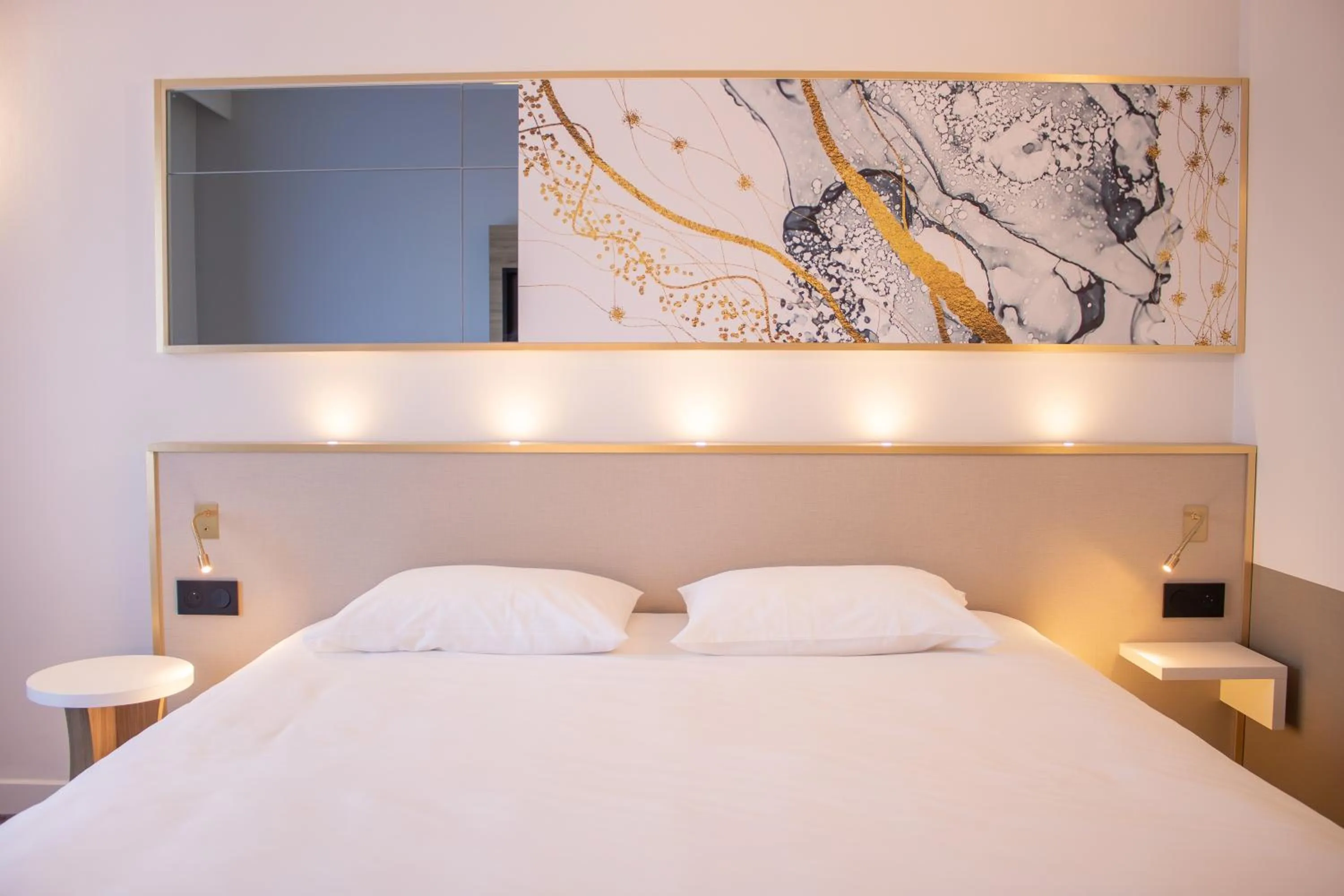 Bedroom, Bed in Brit Hotel Cahors - Le Valentré