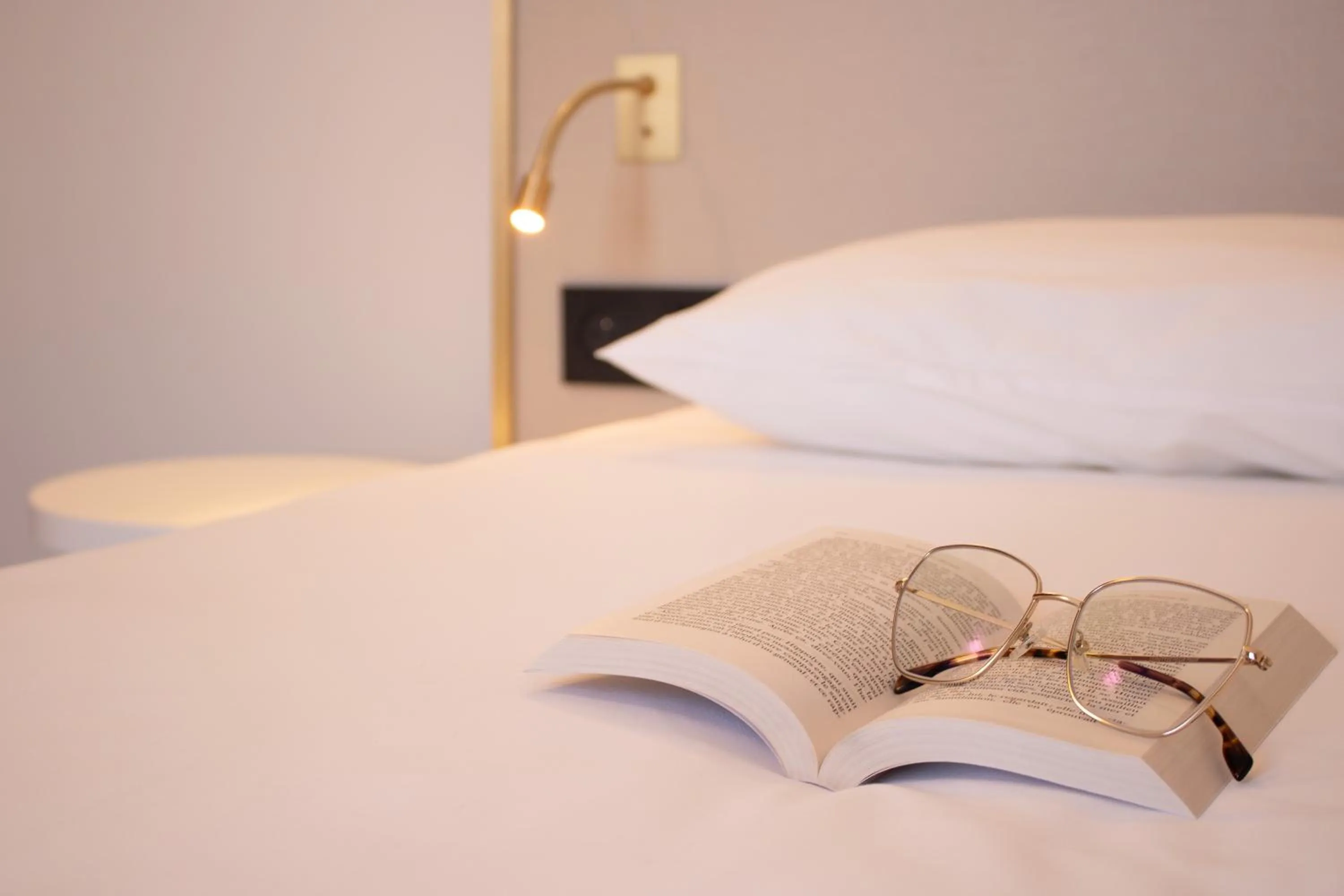 Bedroom, Bed in Brit Hotel Cahors - Le Valentré