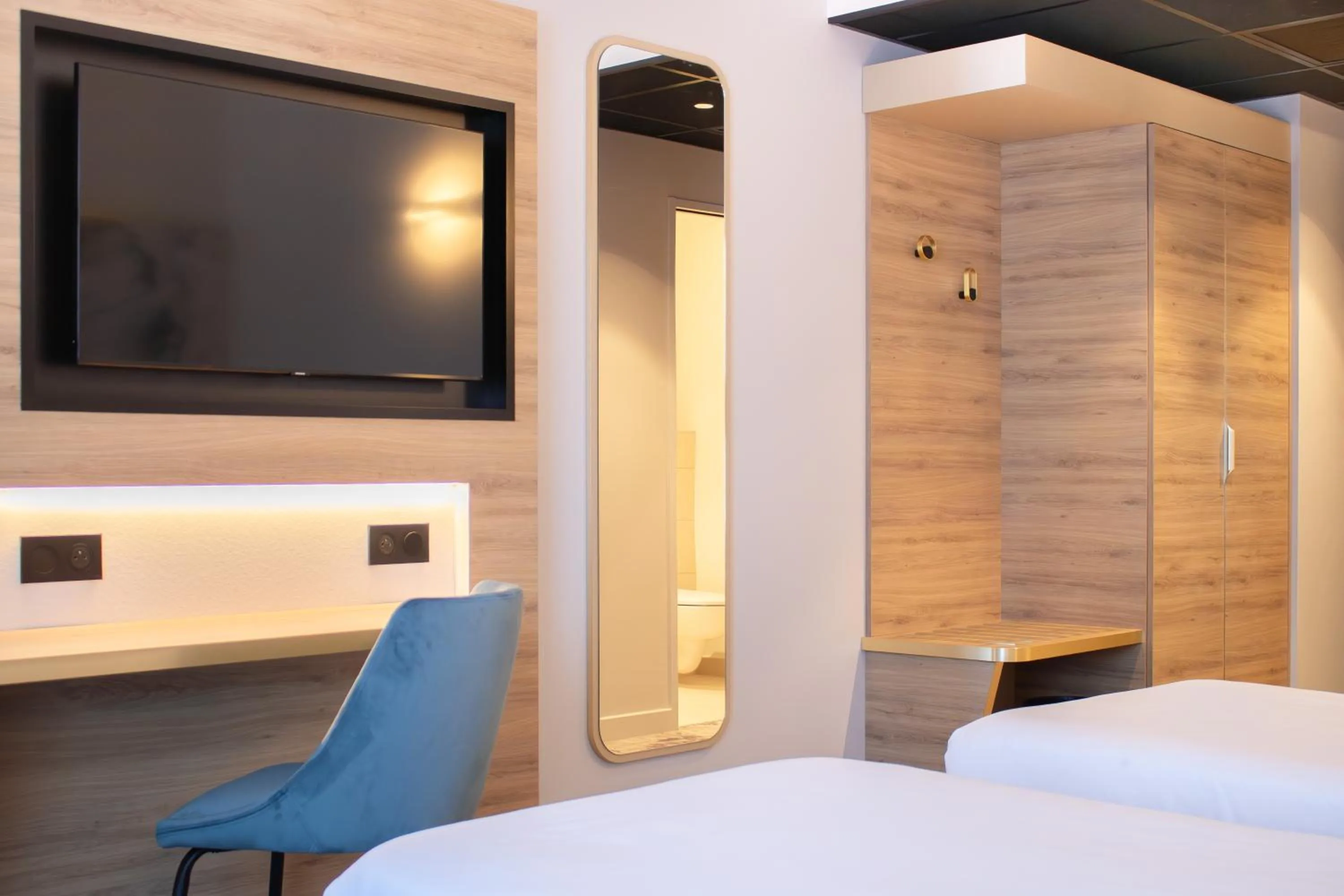 Bedroom, Bed in Brit Hotel Cahors - Le Valentré