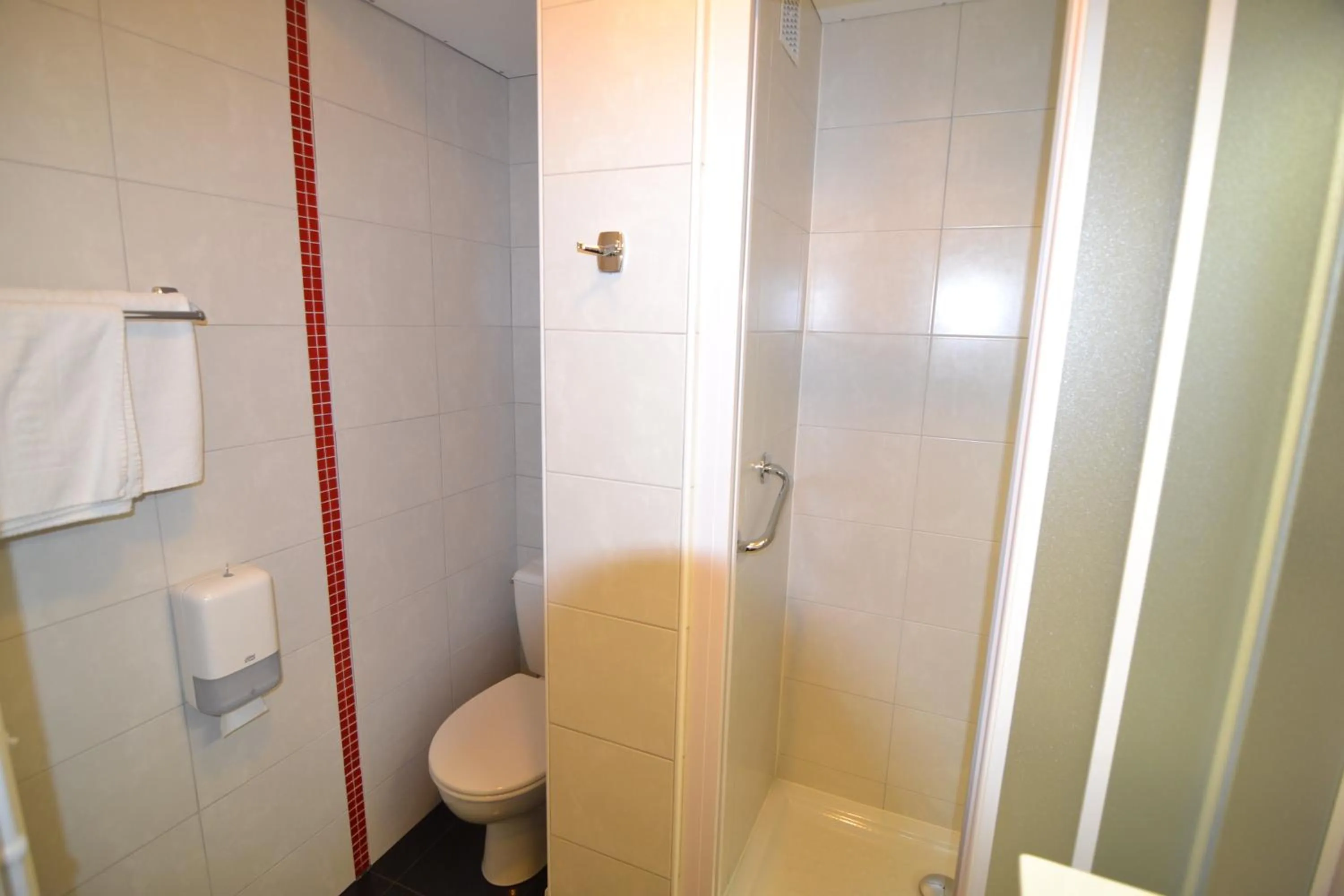 Toilet in Brit Hotel Cahors - Le Valentré