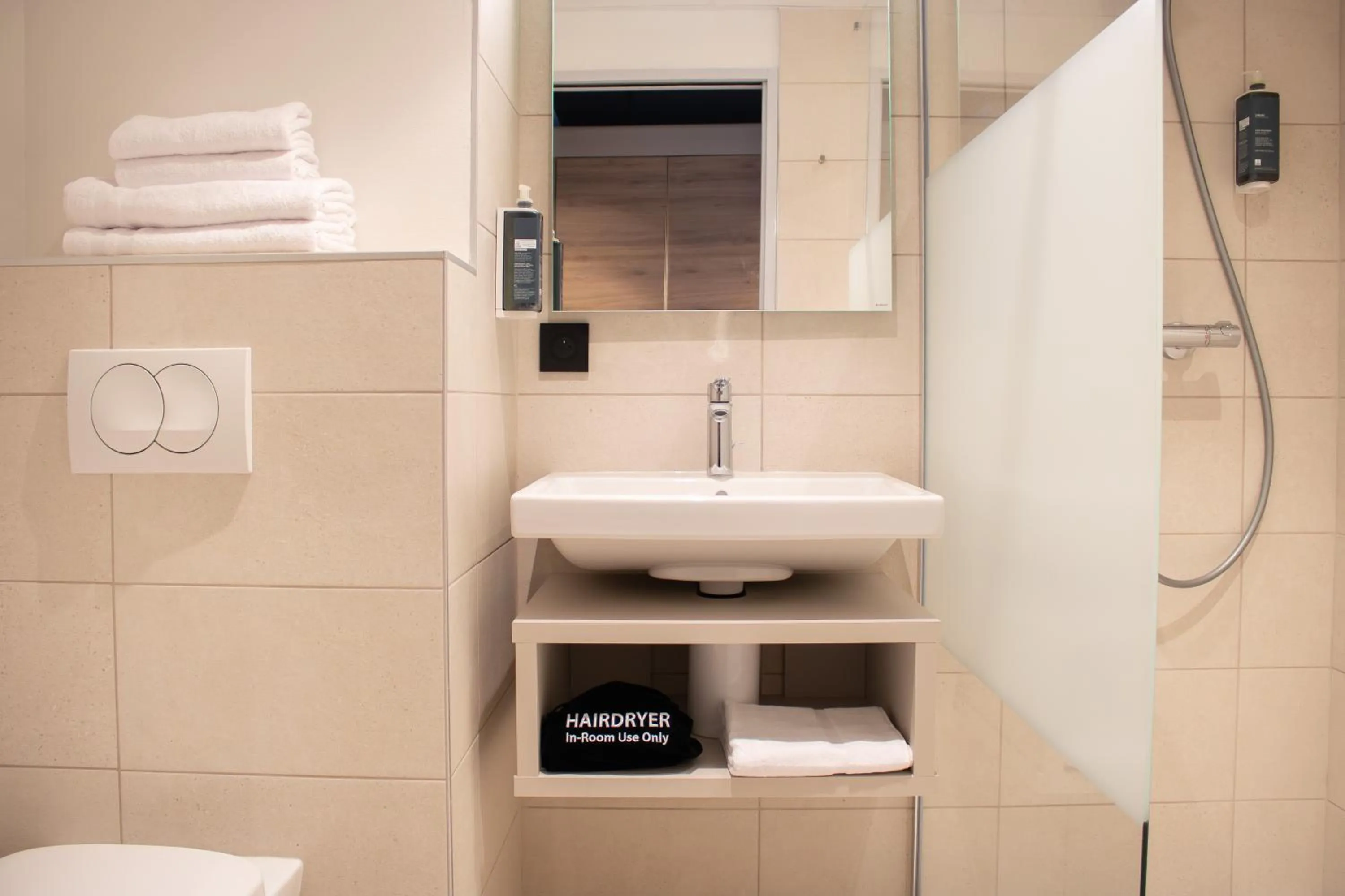 Bathroom in Brit Hotel Cahors - Le Valentré