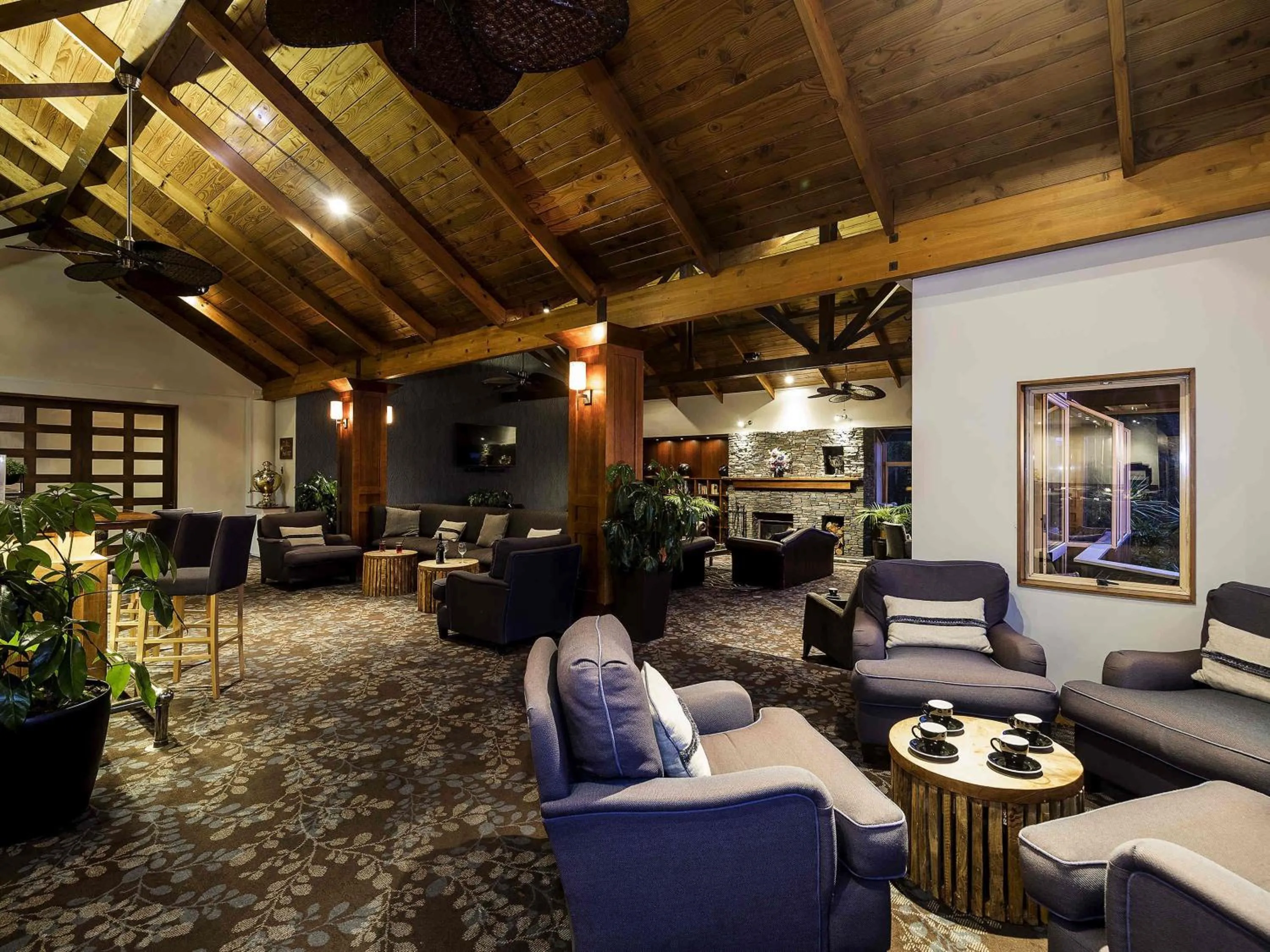 Lounge or bar in Grand Mercure Puka Park Resort