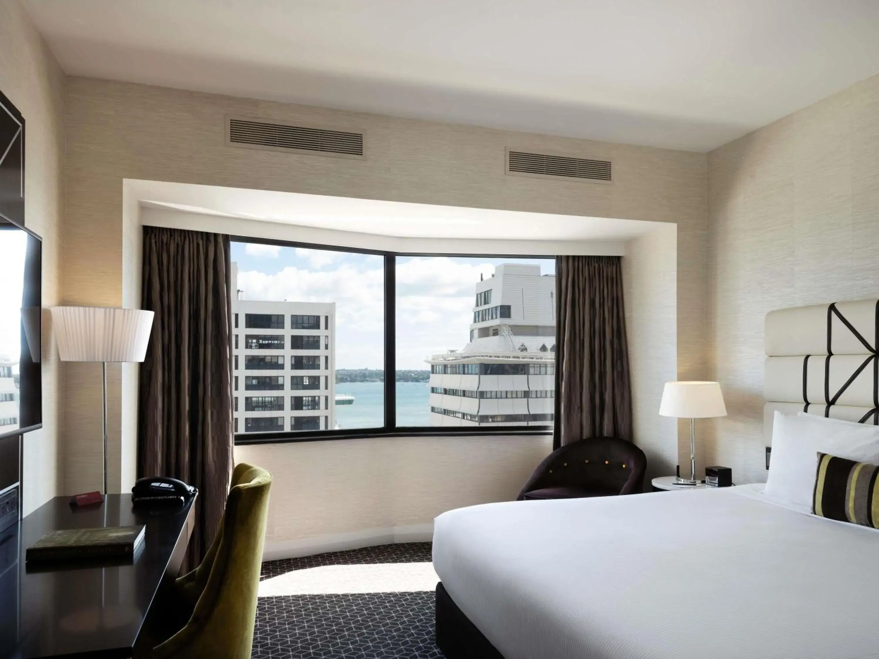 Junior Suite with King Bed - Non Smoking in Mövenpick Hotel Auckland Junior Suite with King Bed - Non Smoking in Mövenpick Hotel Auckland