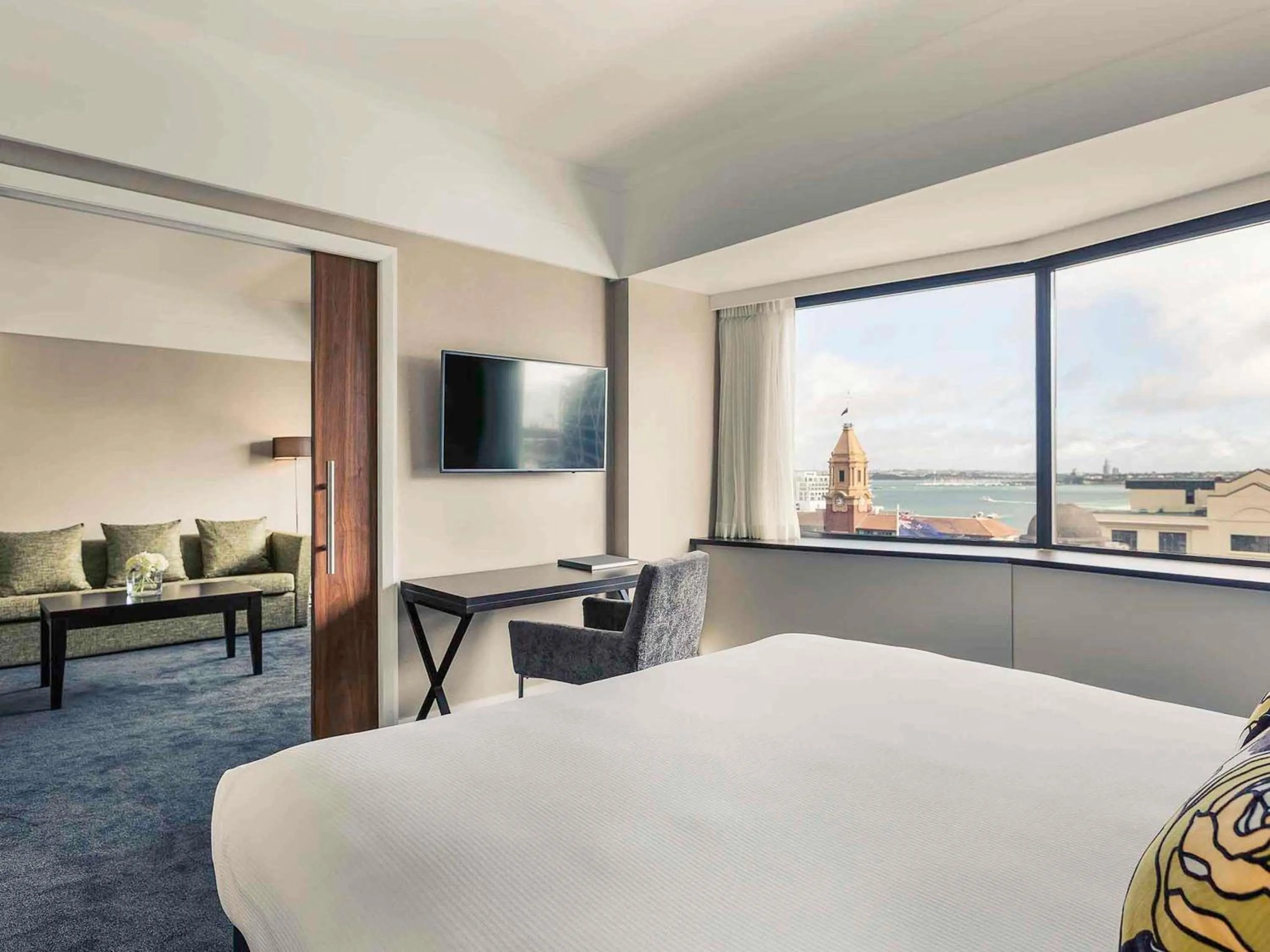 Bedroom, Bed in Mövenpick Hotel Auckland