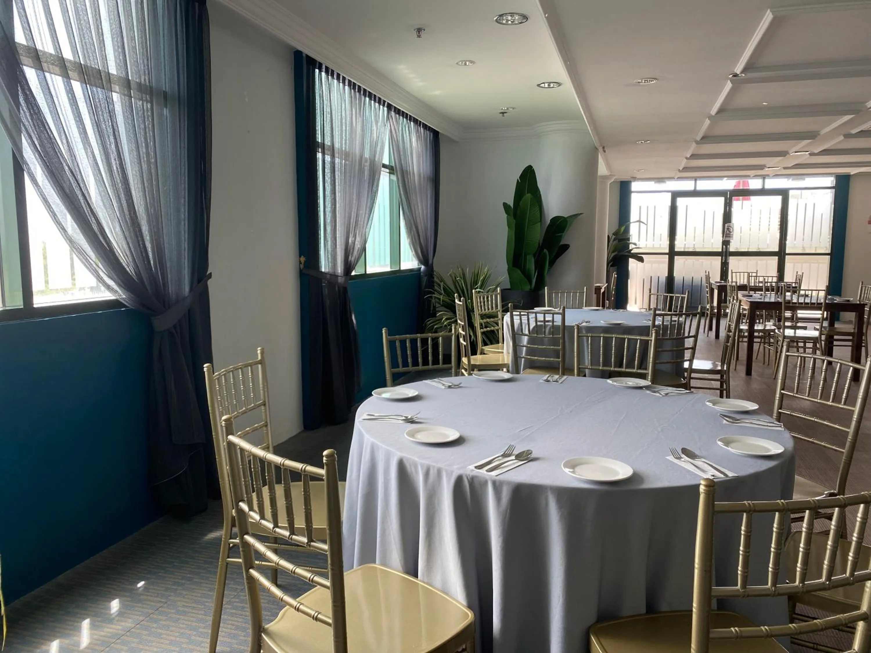 Restaurant/places to eat in The Lanes Hotel