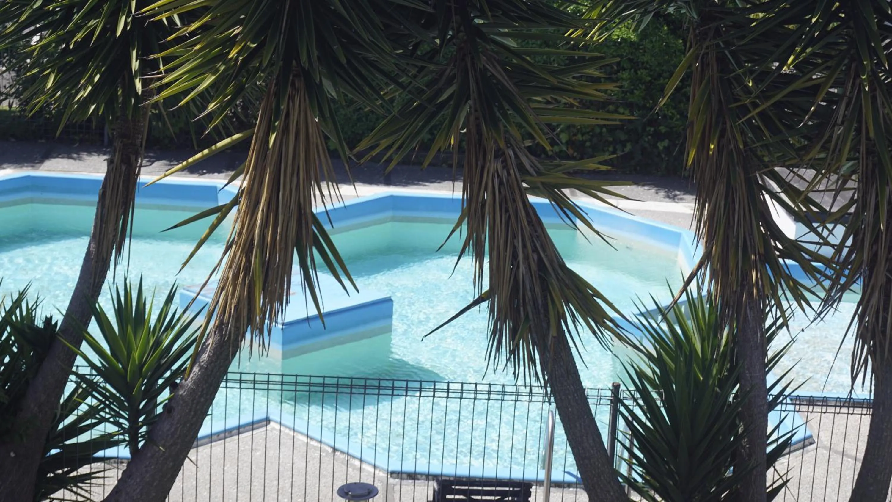 Pool view in Apple Motor Inn