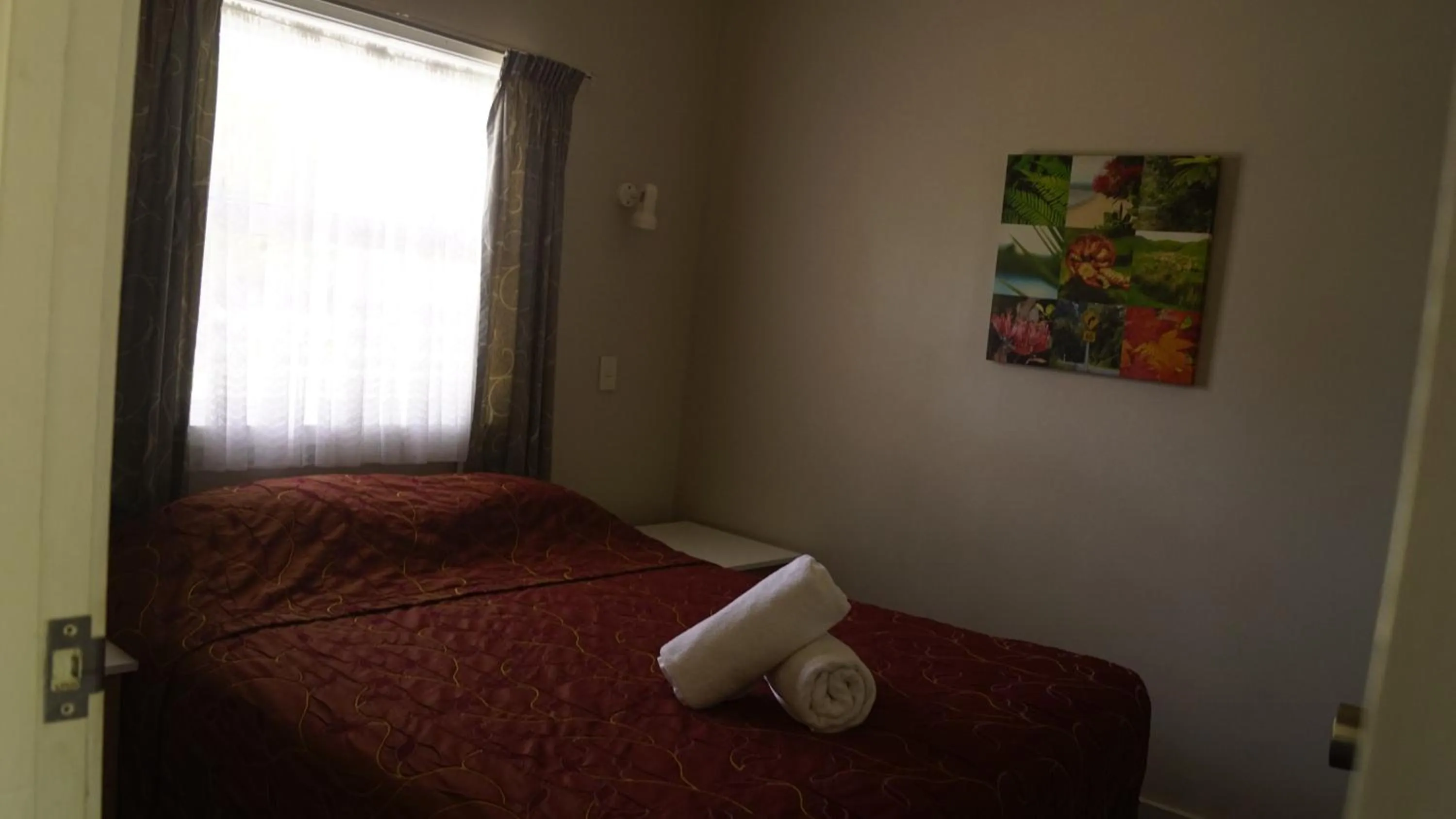 Bed in Apple Motor Inn