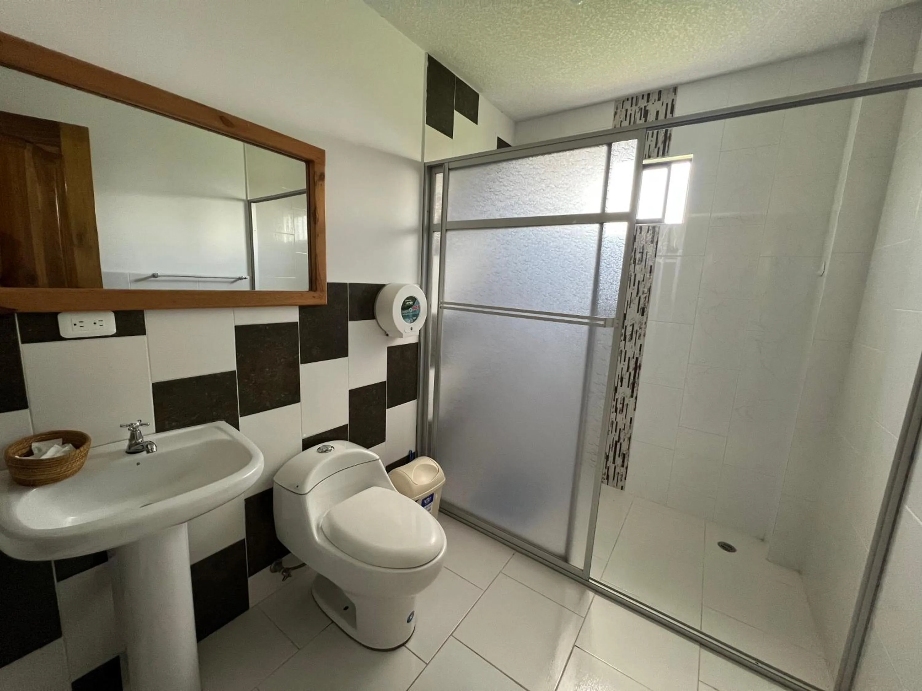 Shower in Hostal Alpachaca - New Quito Airport