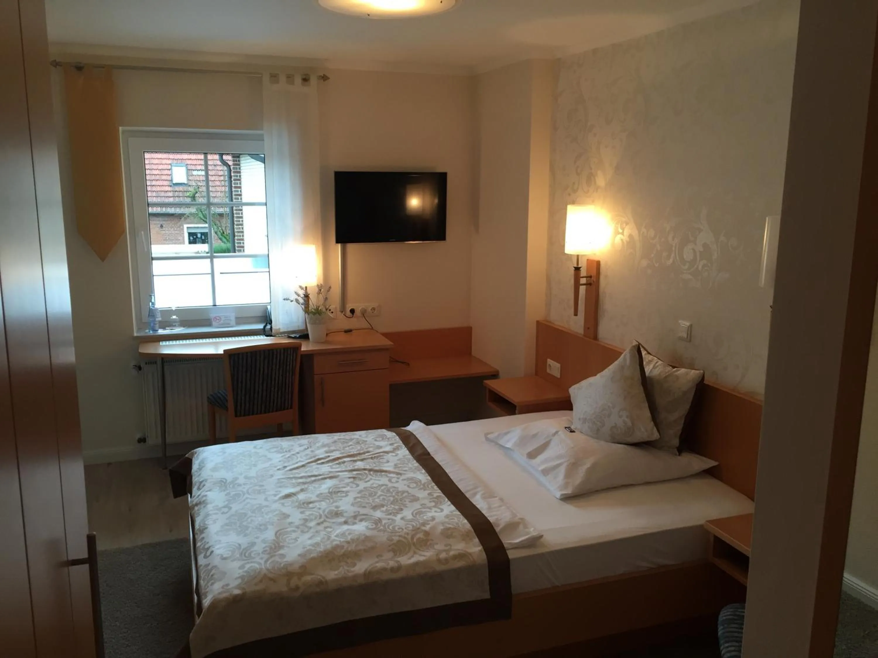 Bedroom, Bed in Hotel Restaurant Zum Heidekrug