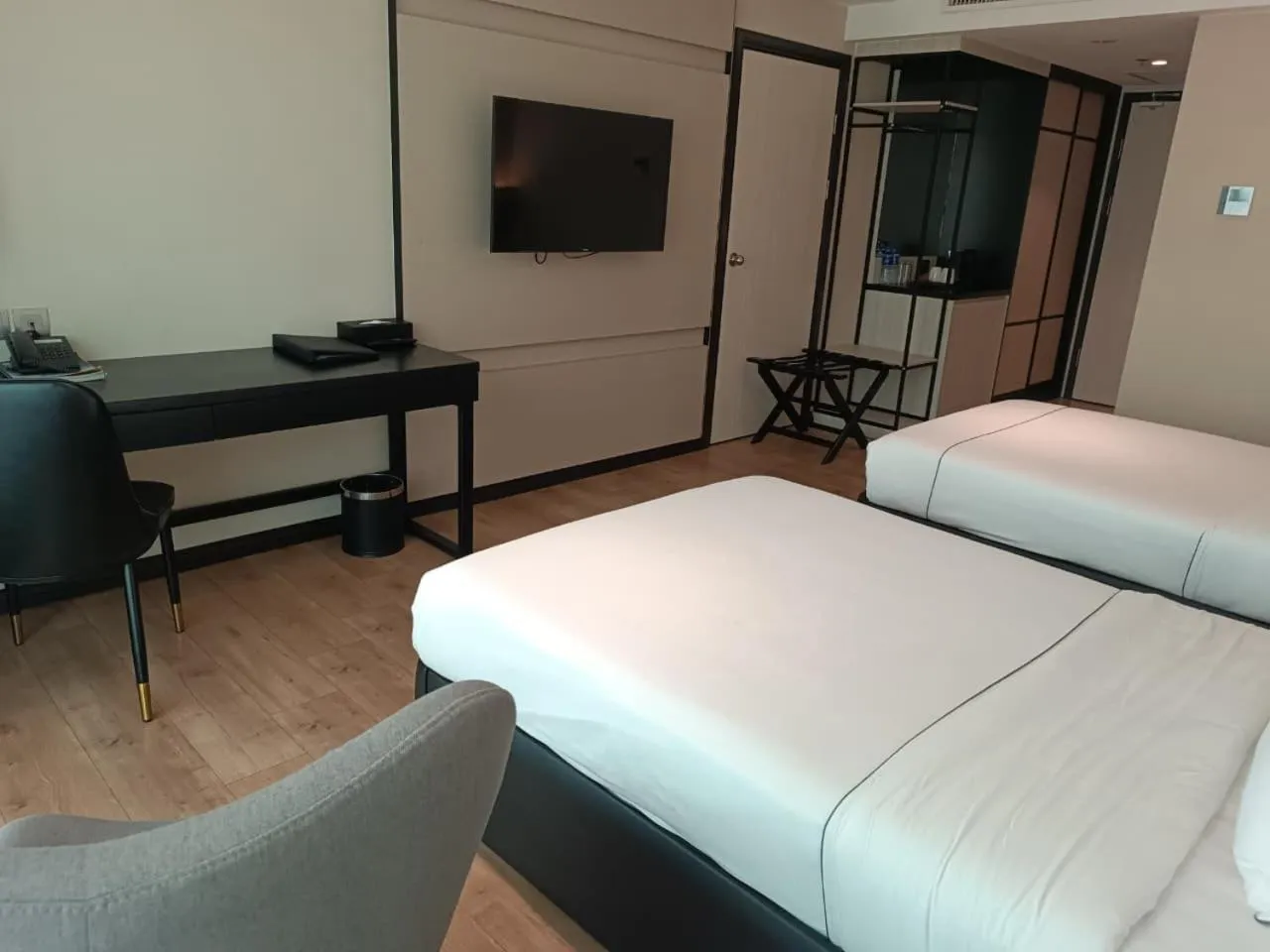 Photo of the whole room, Bed in Higher Hotel