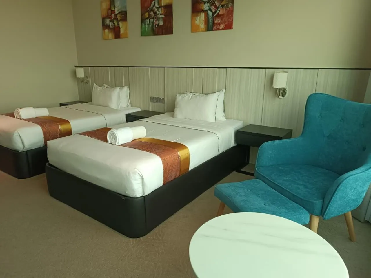 Photo of the whole room, Bed in Higher Hotel