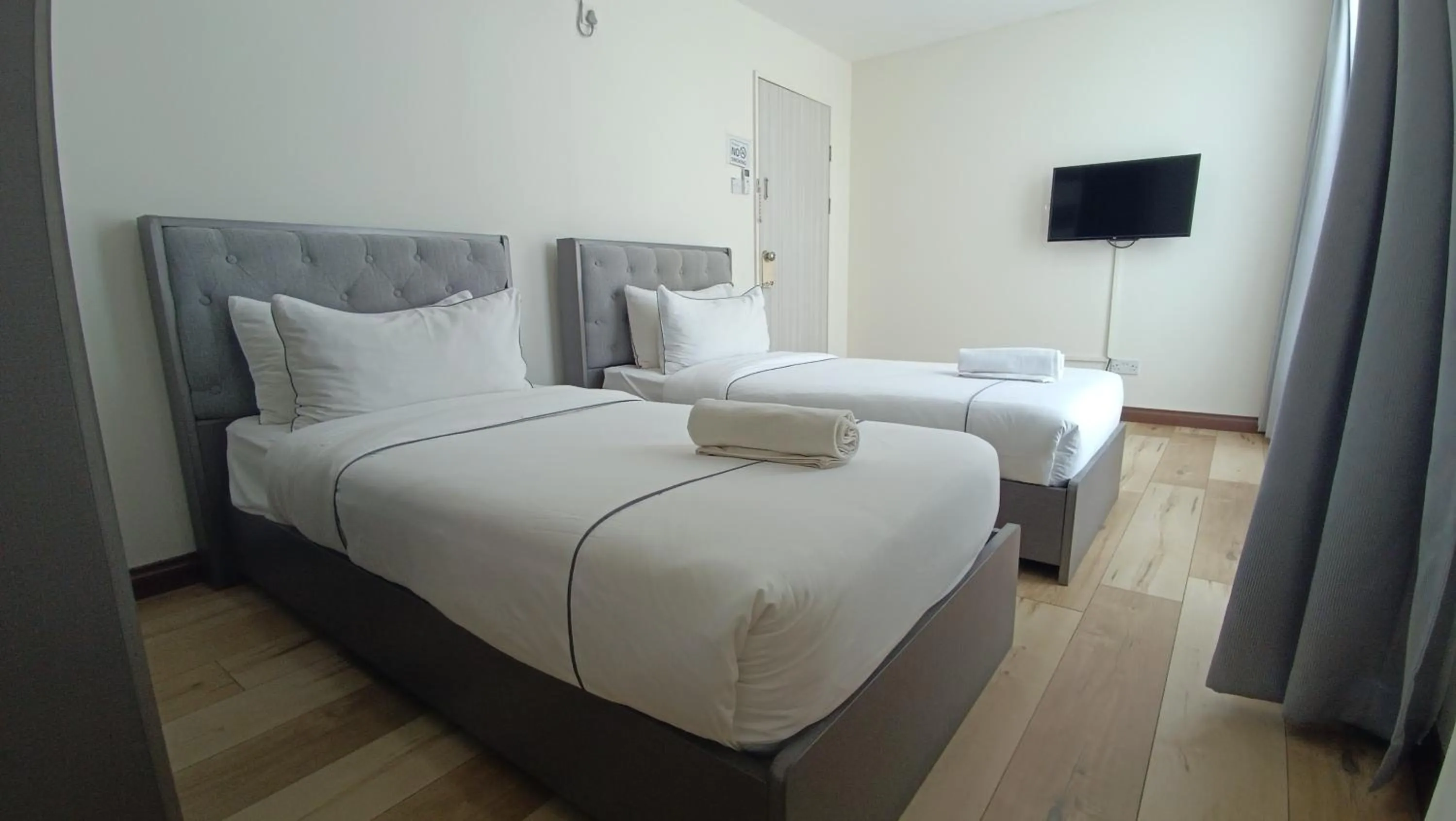 Photo of the whole room, Bed in Higher Hotel