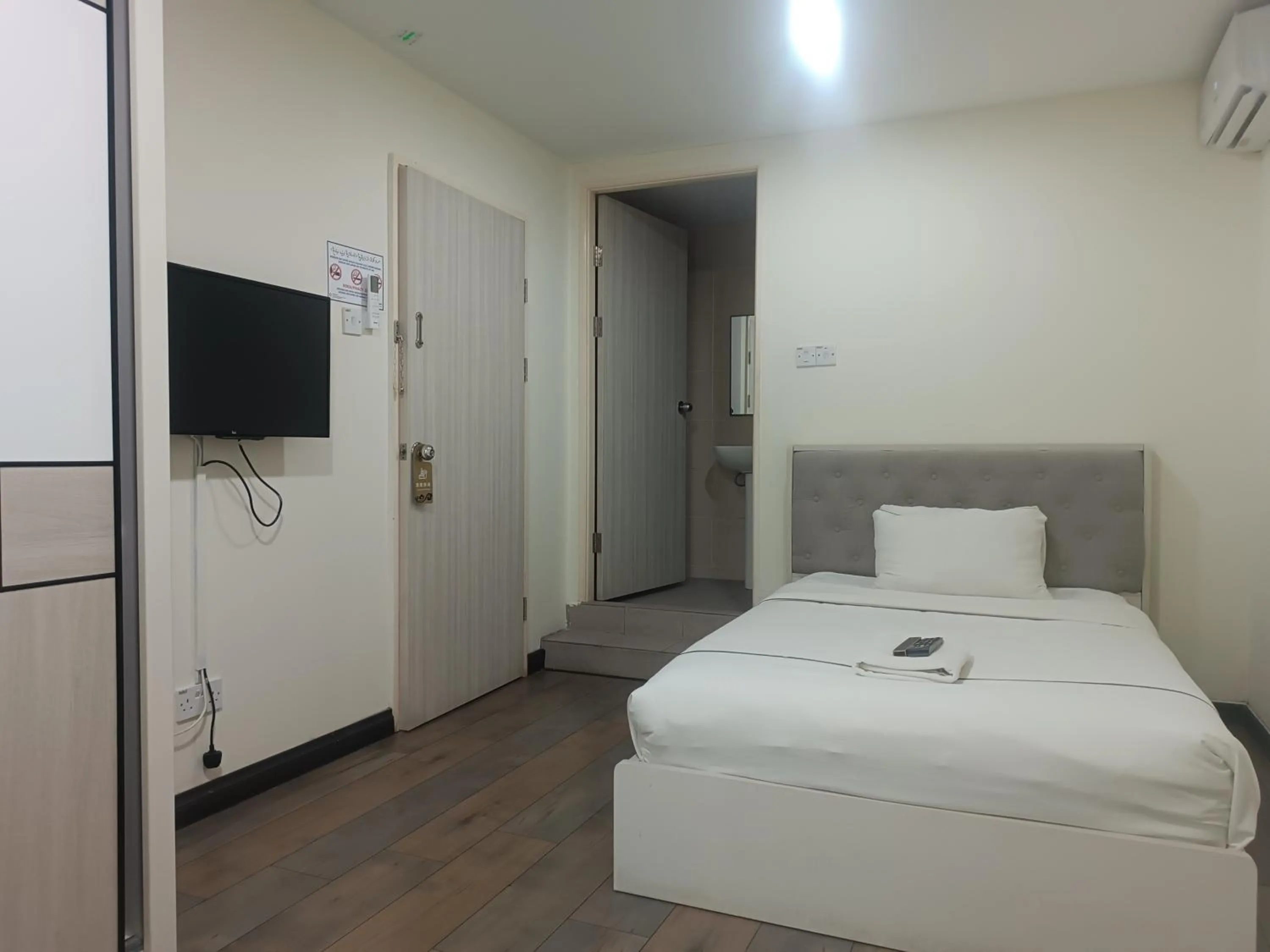 Photo of the whole room, Bed in Higher Hotel