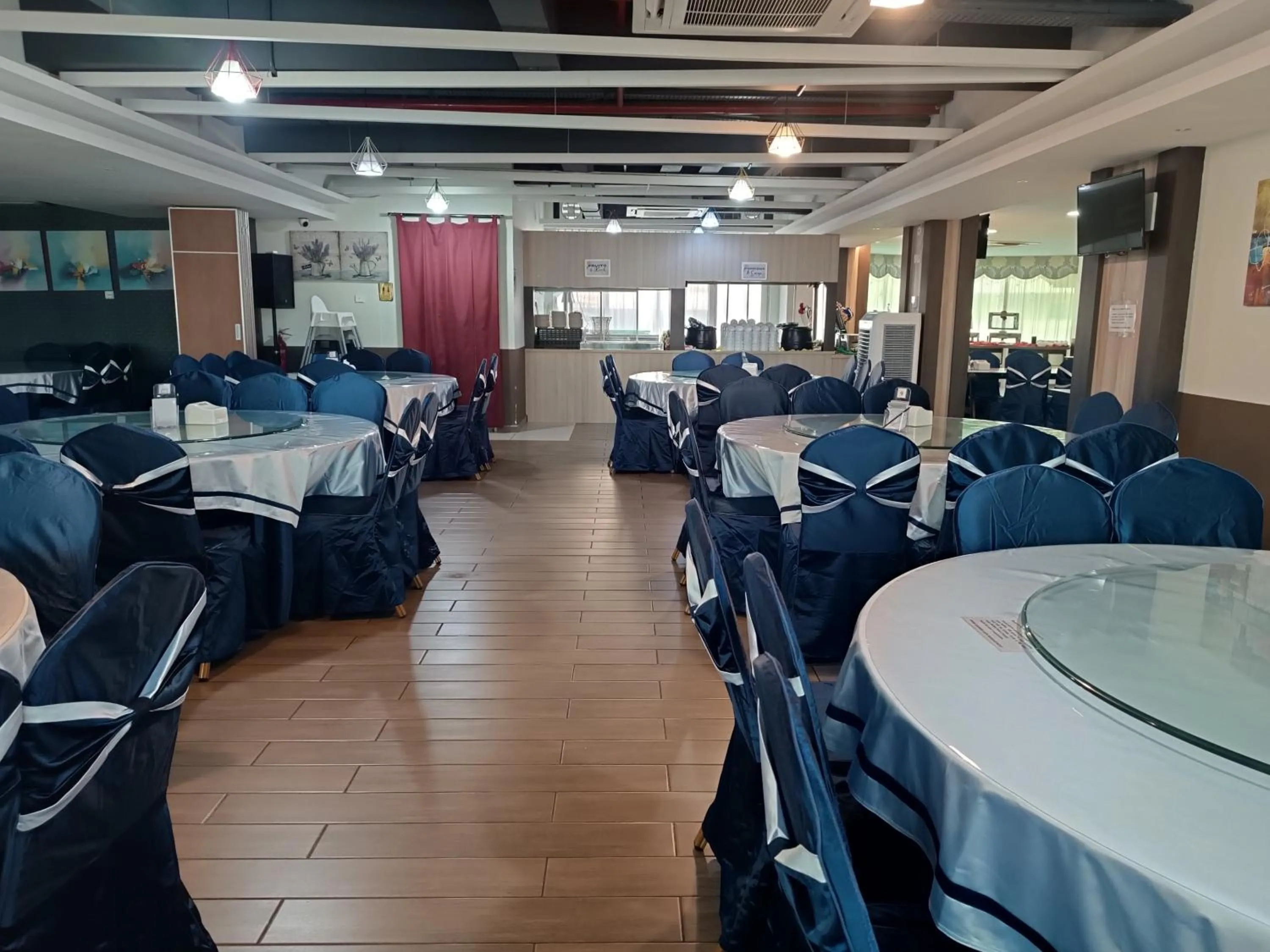 Restaurant/places to eat in Higher Hotel