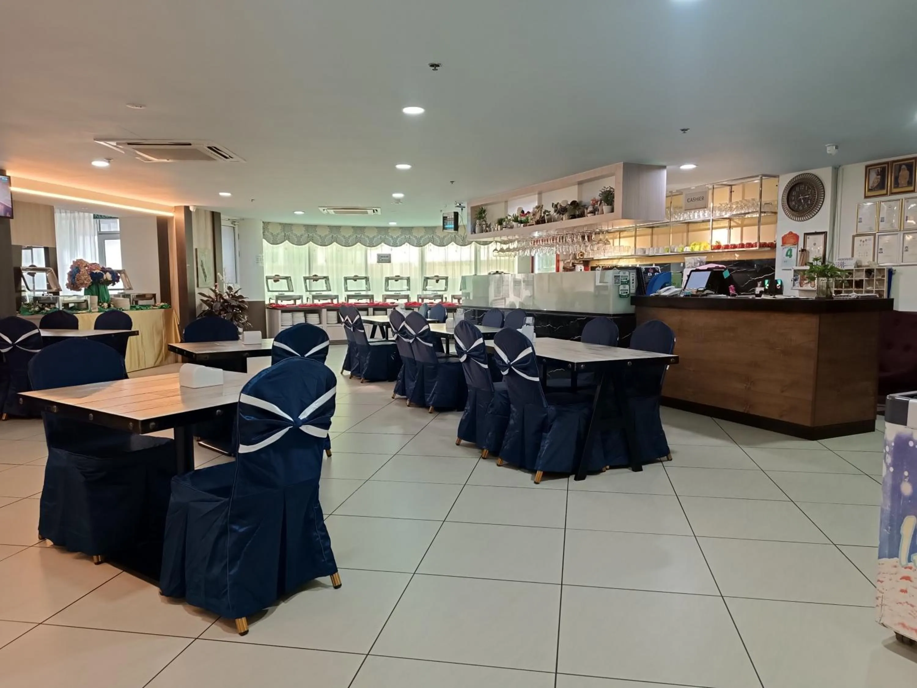 Restaurant/places to eat in Higher Hotel