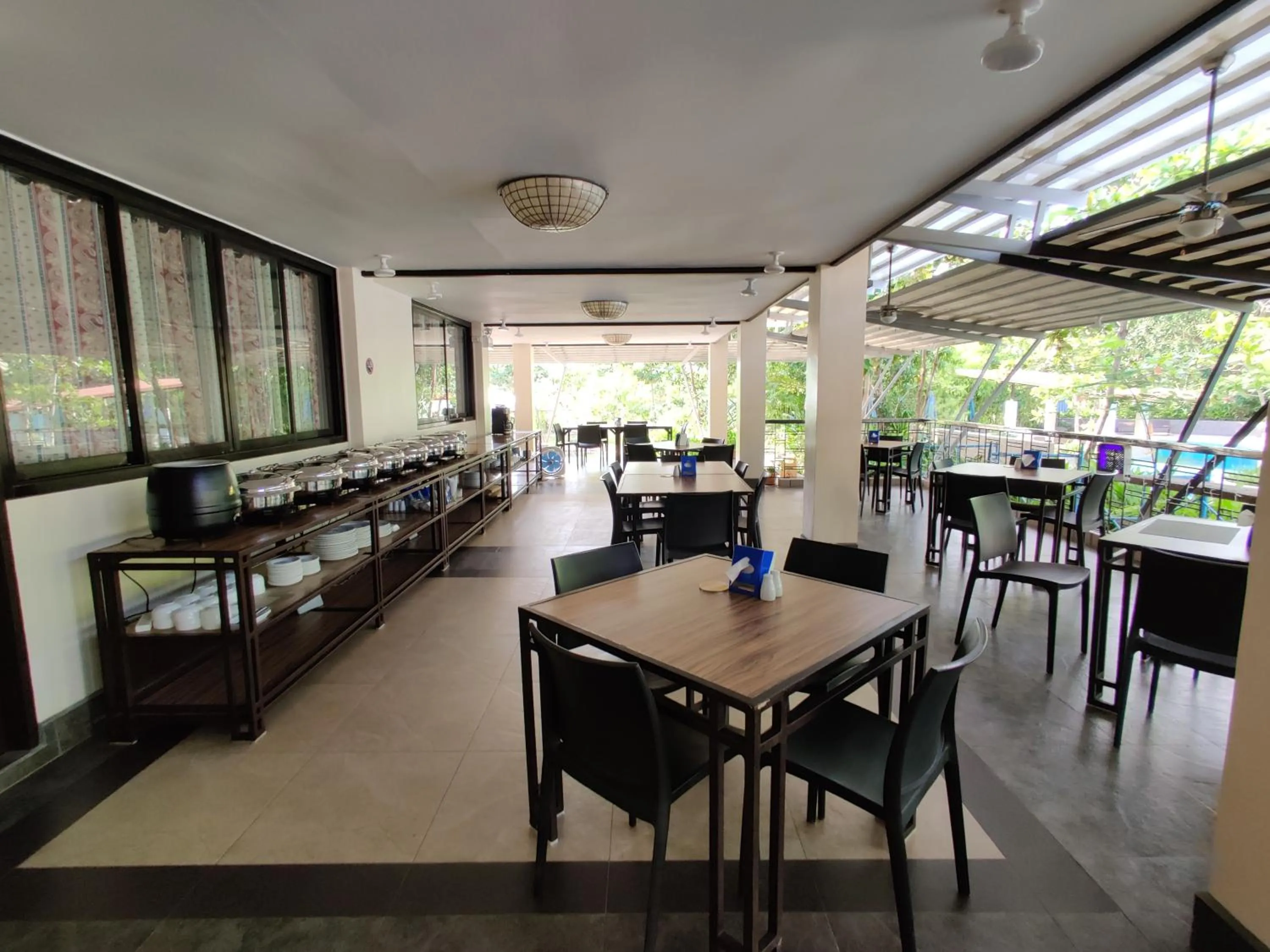 Restaurant/places to eat in Fernvale Leisure Club and Resort