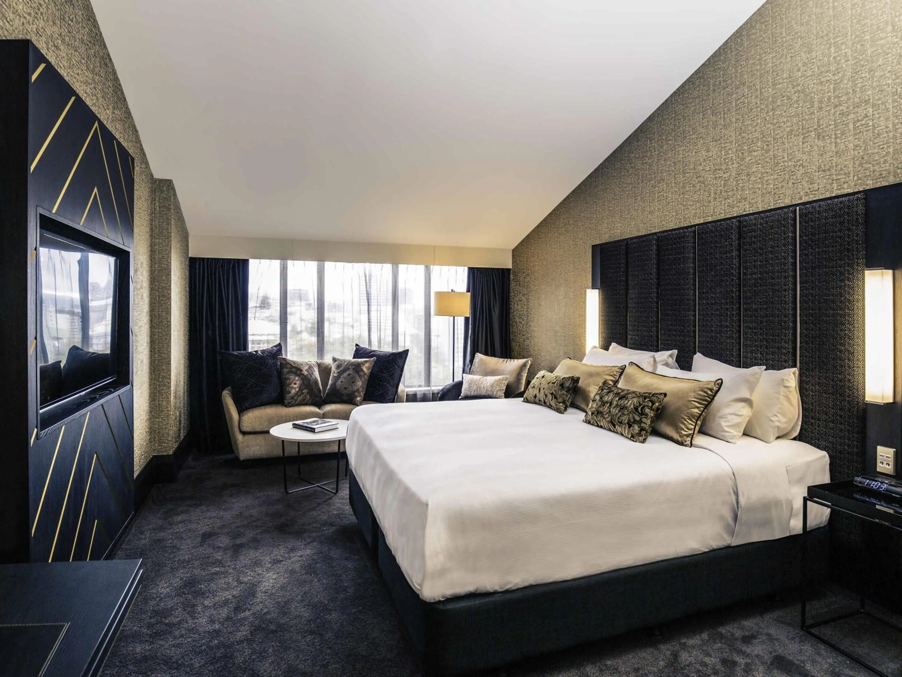 Bathroom, Bed in Mövenpick Hotel Wellington