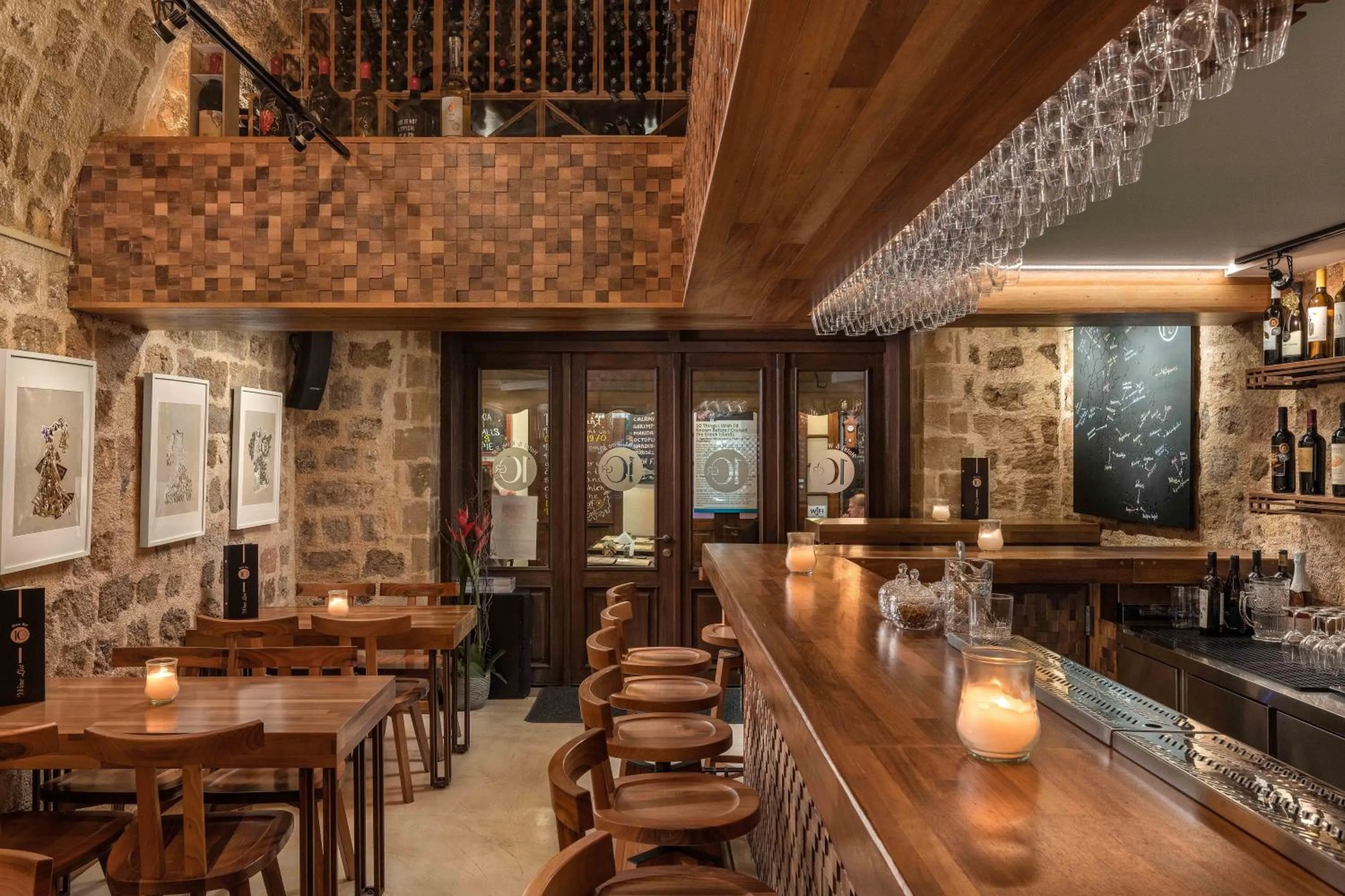 Restaurant/places to eat in 10GR Boutique Hotel & Wine Bar