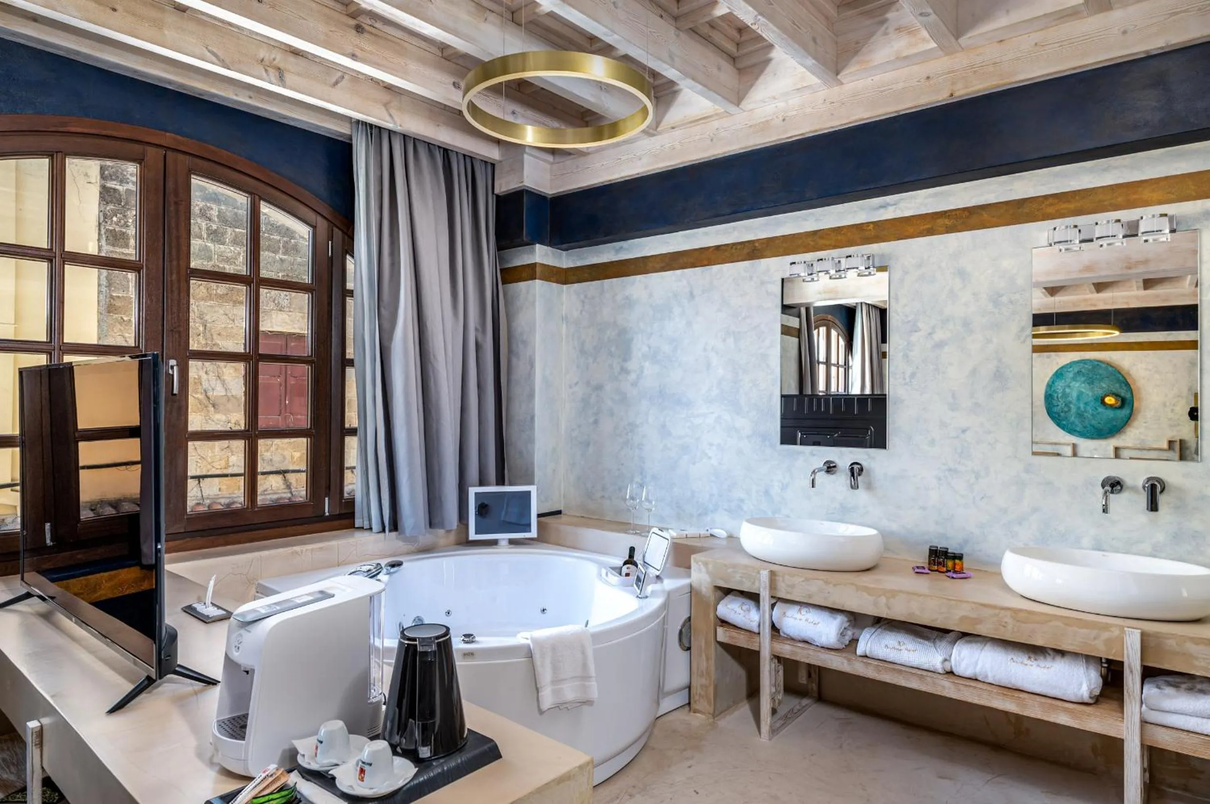 Hot Tub, Bed in 10GR Boutique Hotel & Wine Bar