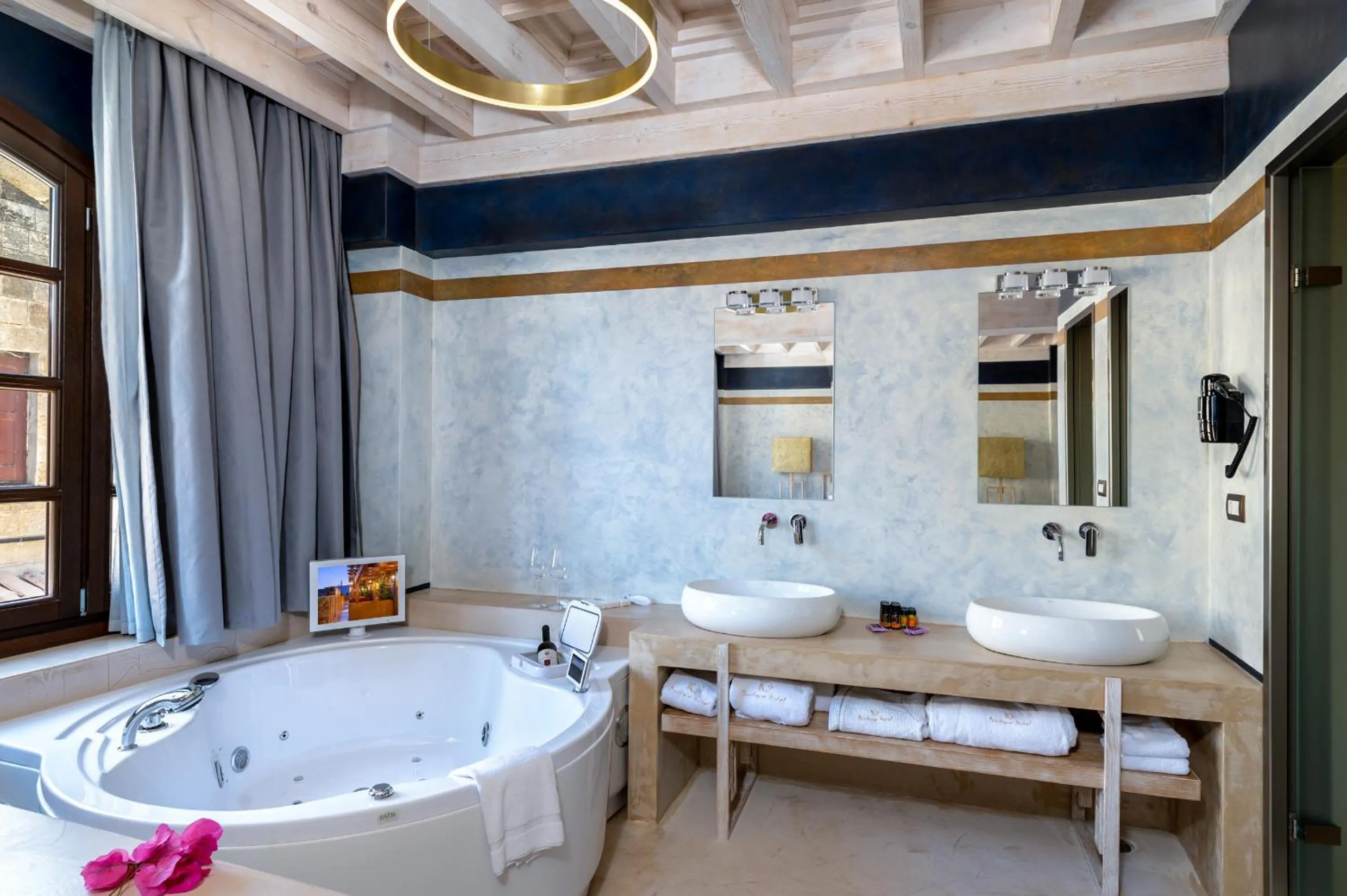 Hot Tub, Bed in 10GR Boutique Hotel & Wine Bar