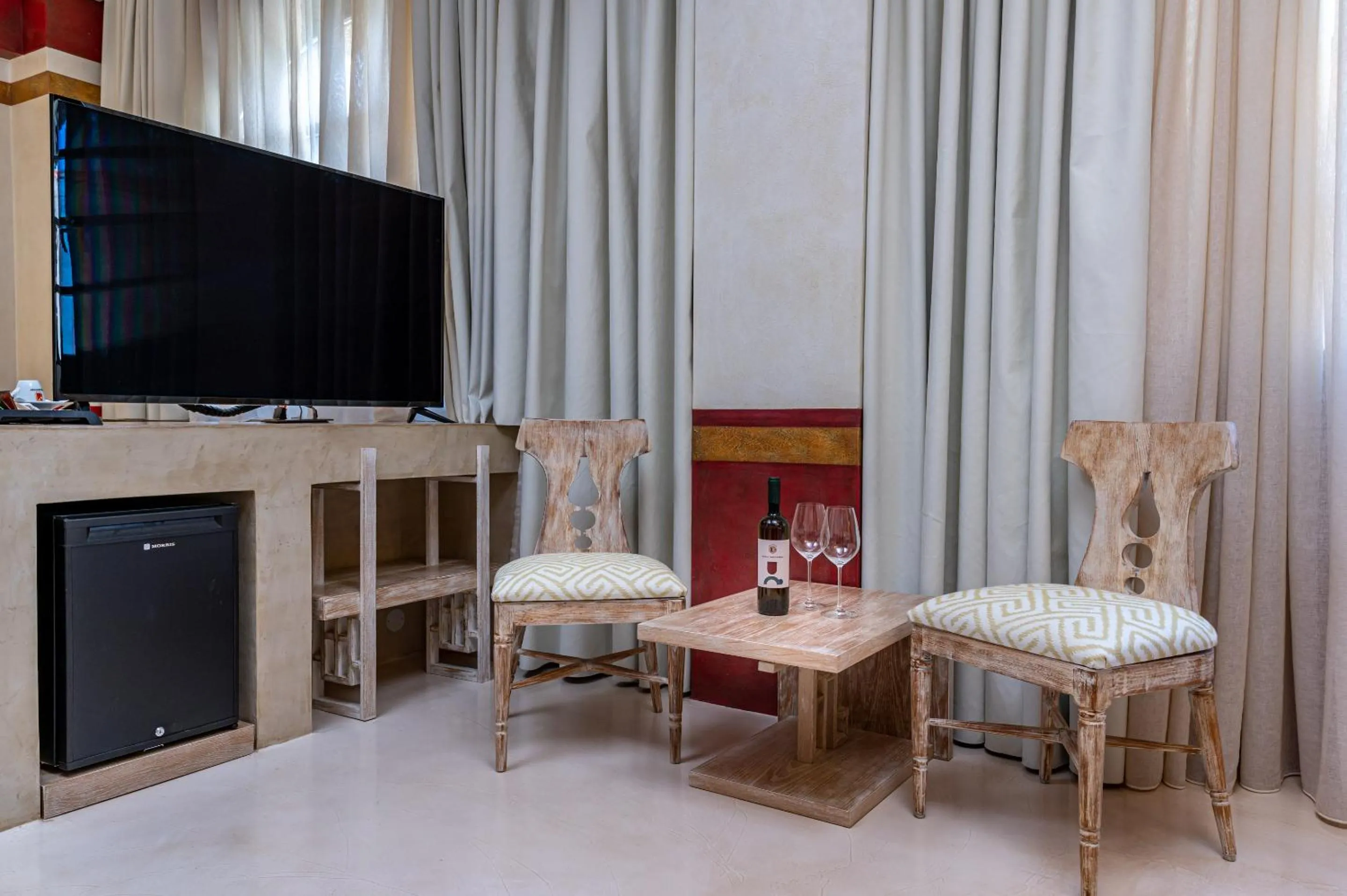 TV and multimedia in 10GR Boutique Hotel & Wine Bar