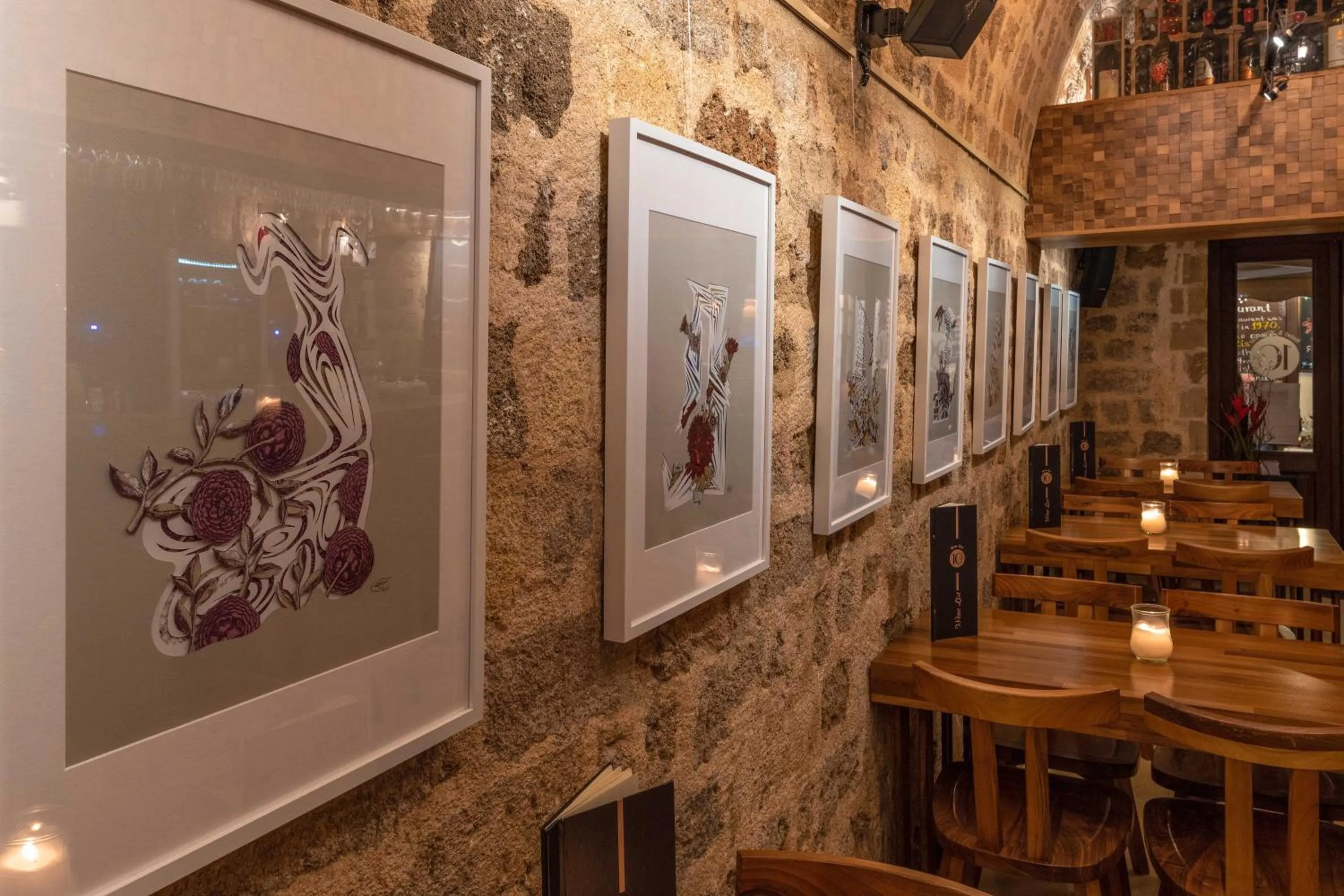 Restaurant/places to eat in 10GR Boutique Hotel & Wine Bar