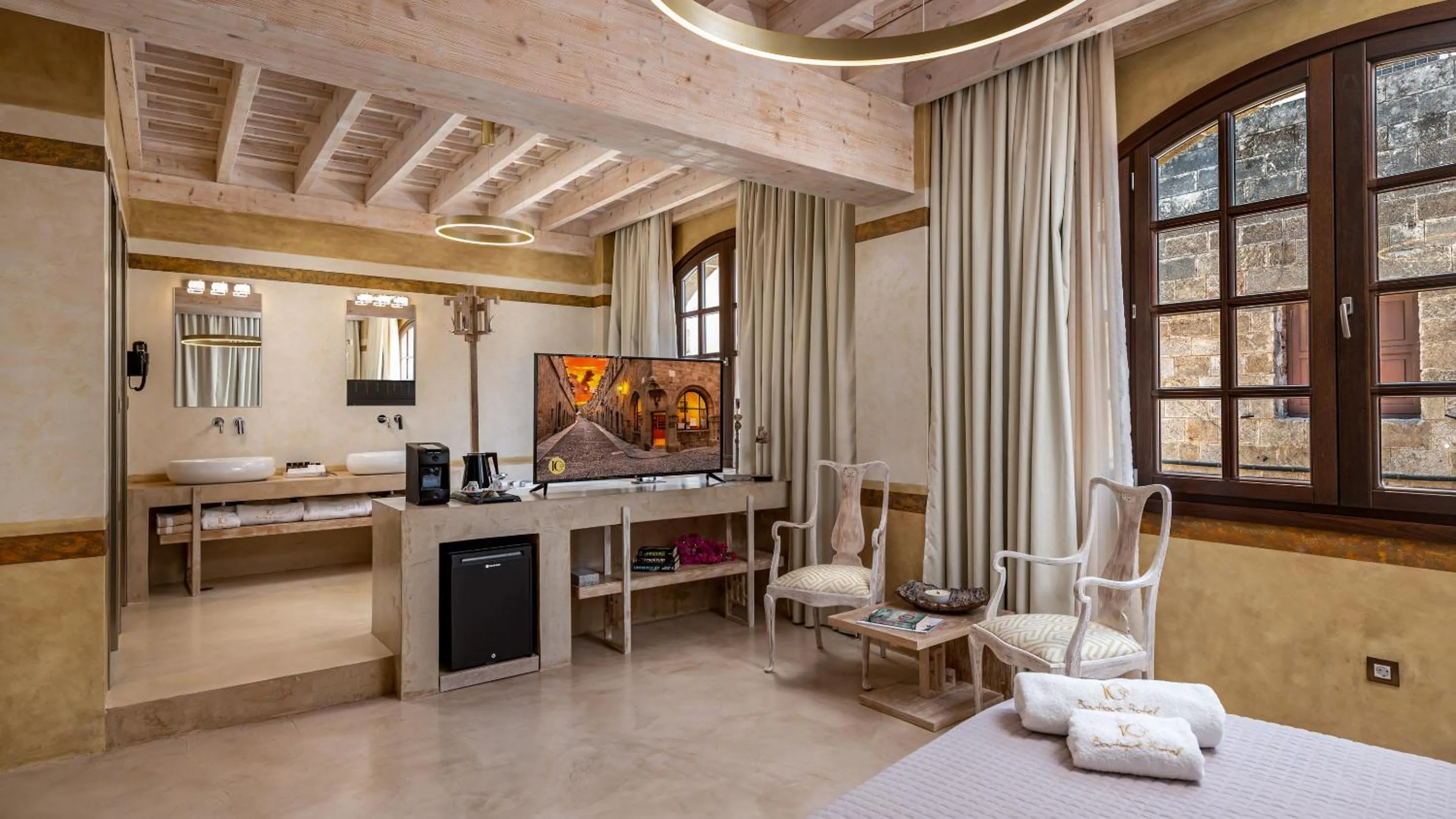TV and multimedia, Bed in 10GR Boutique Hotel & Wine Bar