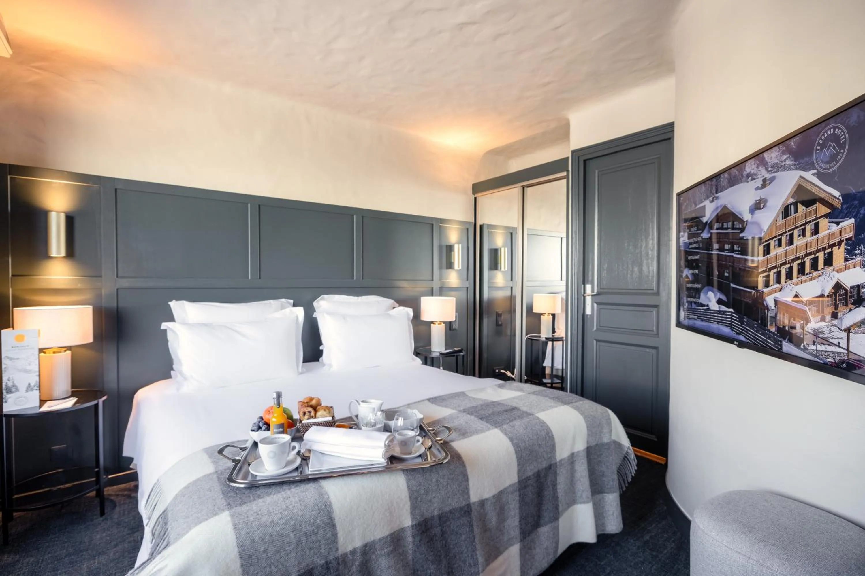 Bedroom, Bed in Grand Hôtel Courchevel 1850