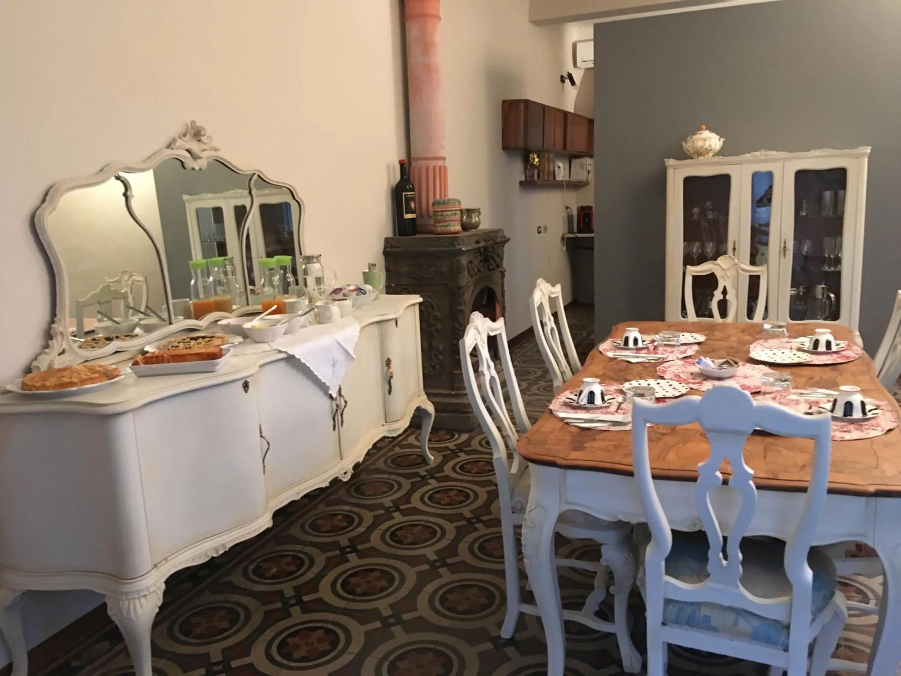 Breakfast in Villa La Dogana B&B di Charme - Historic Villa with a beautiful garden - private parking